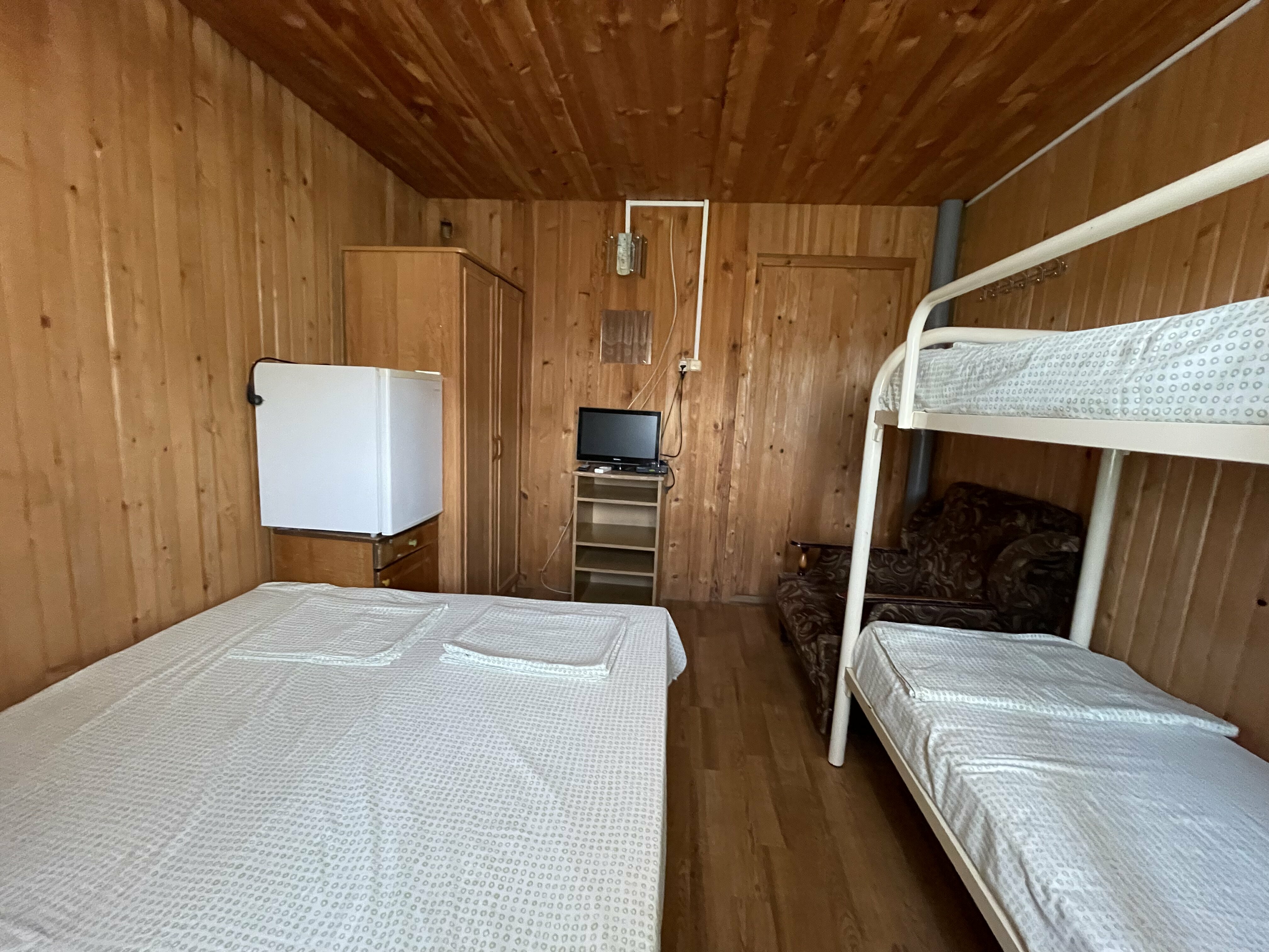 Семейный номер с общей ванной комнатой