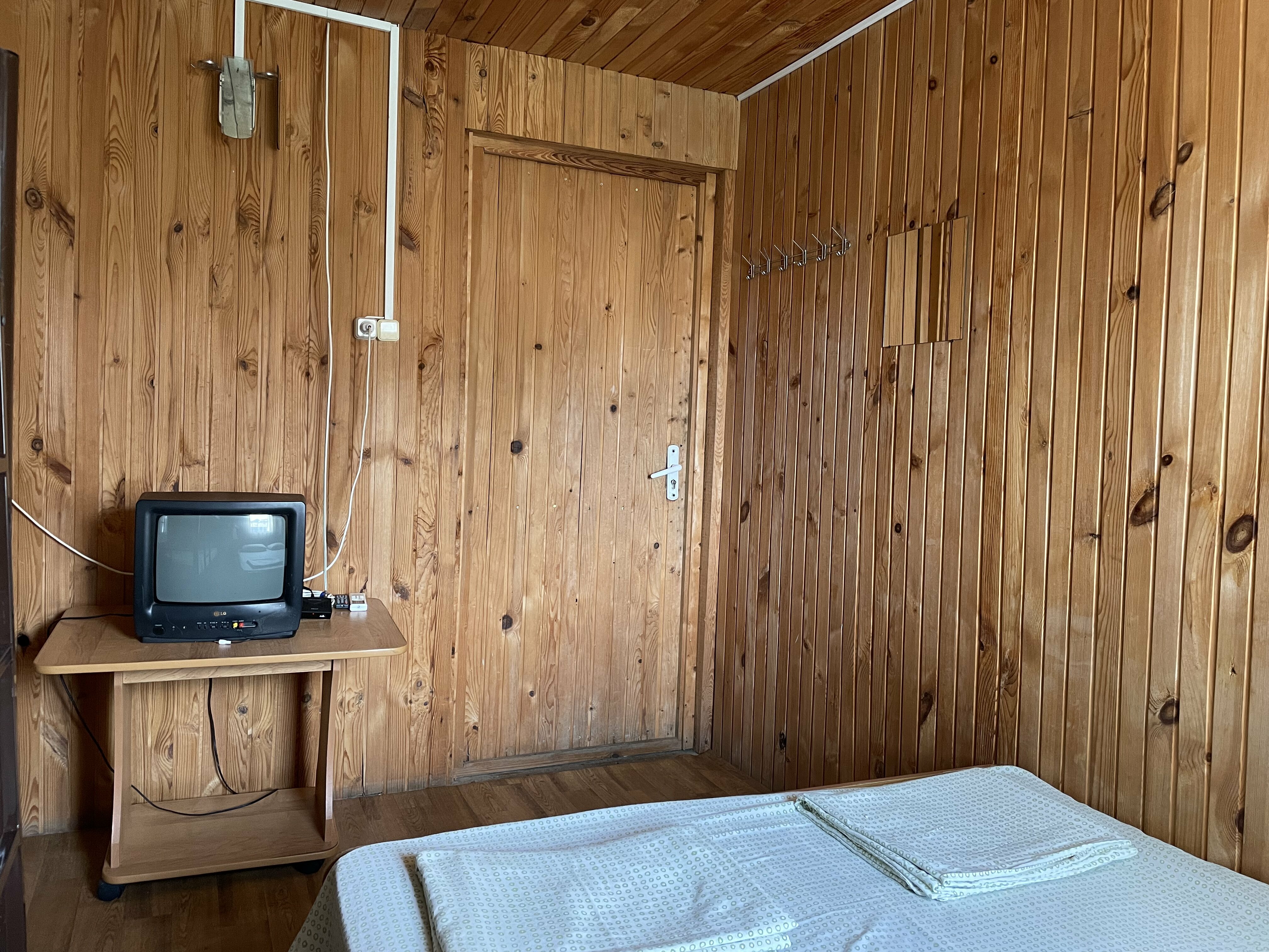 Четырехместный номер эконом-класса с общей ванной комнатой