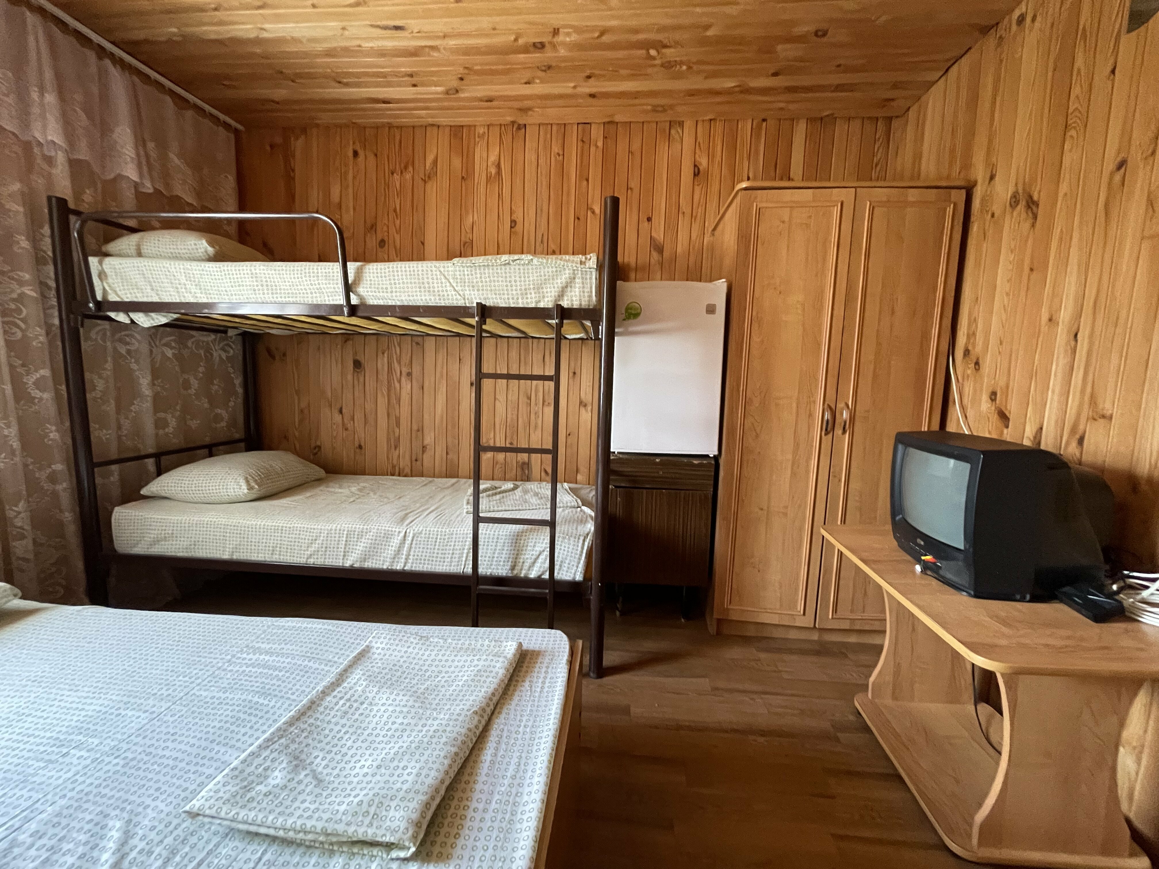 Четырехместный номер эконом-класса с общей ванной комнатой