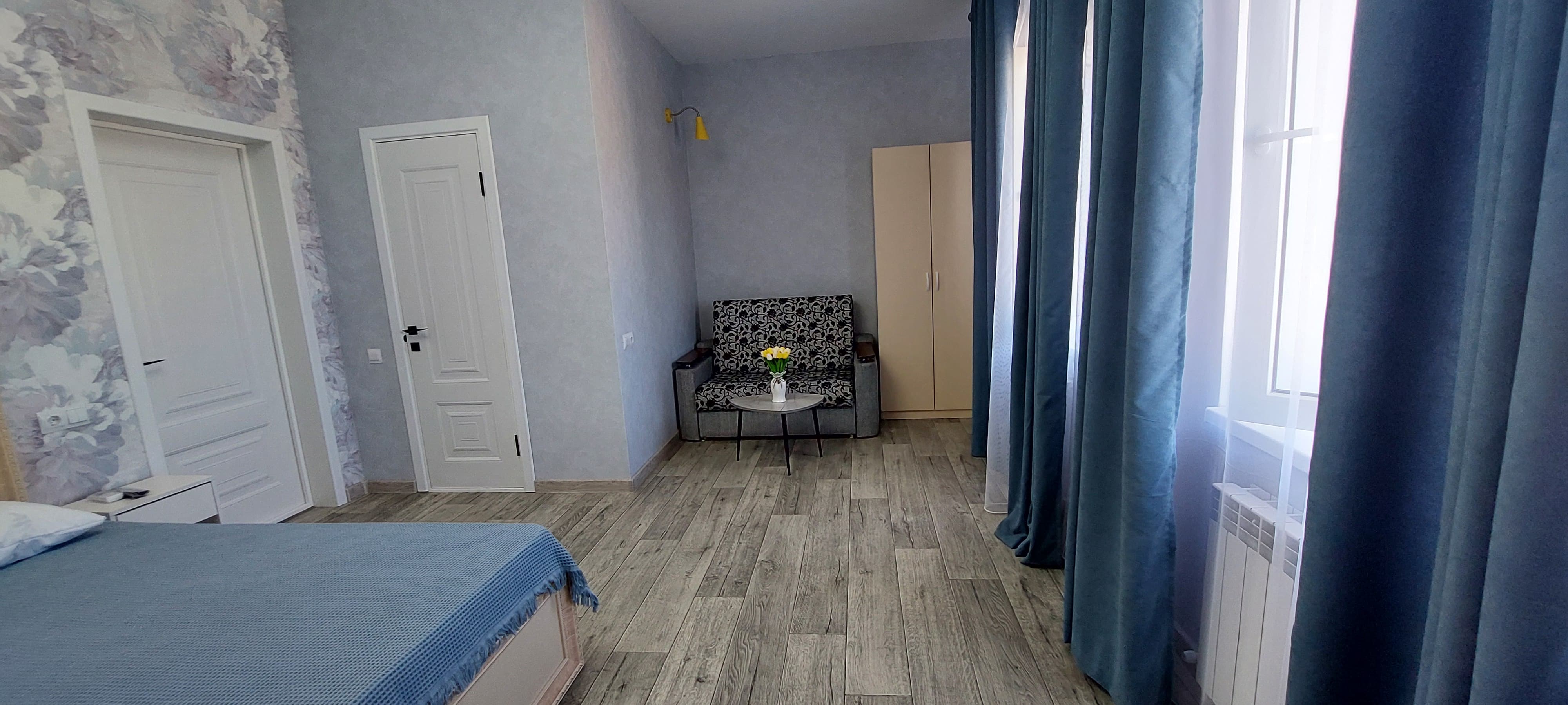 Трехместный номер с собственной ванной комнатой