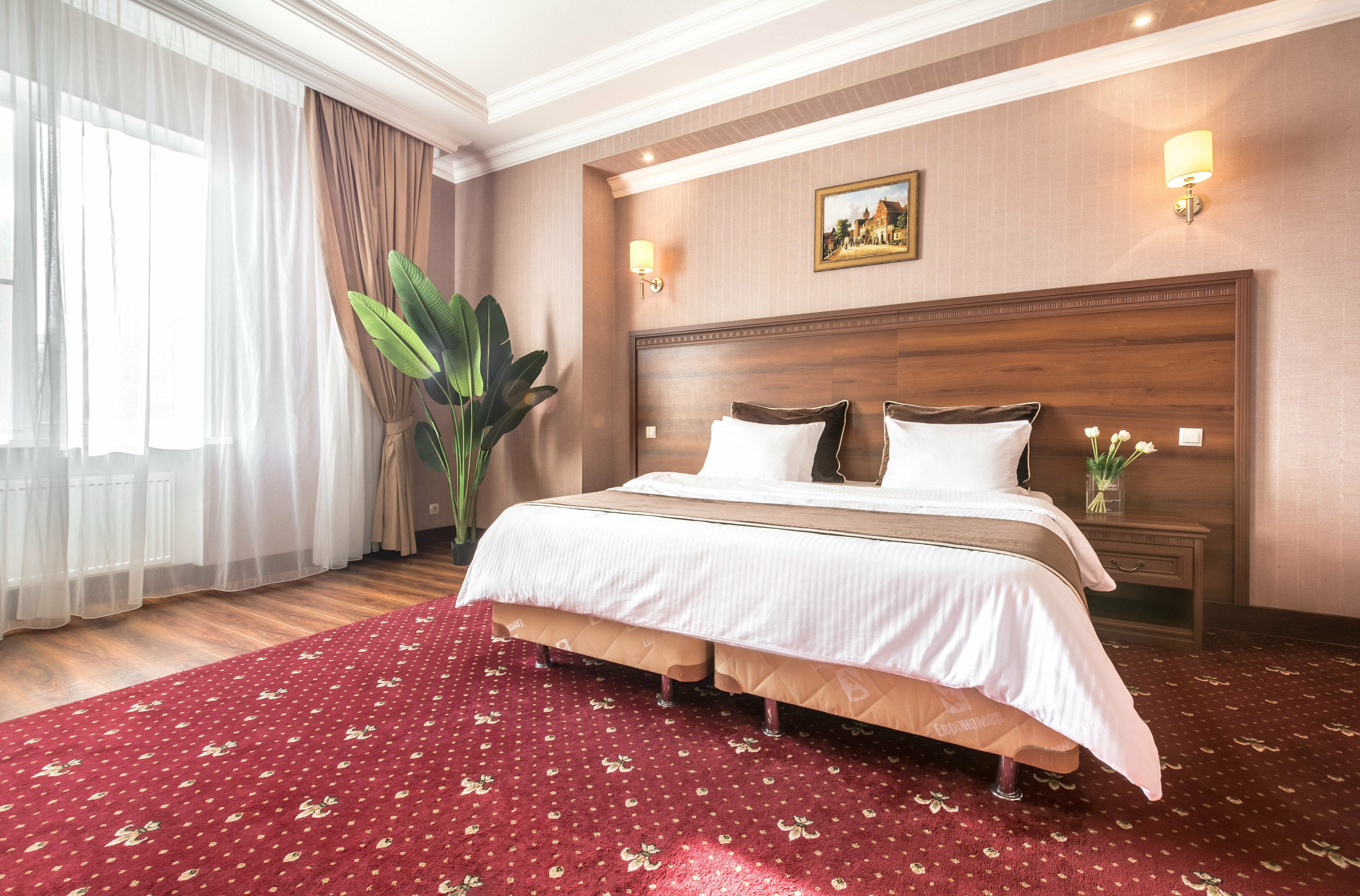 Комфорт+ (просторный номер с высокими потолками, 3,2 м).