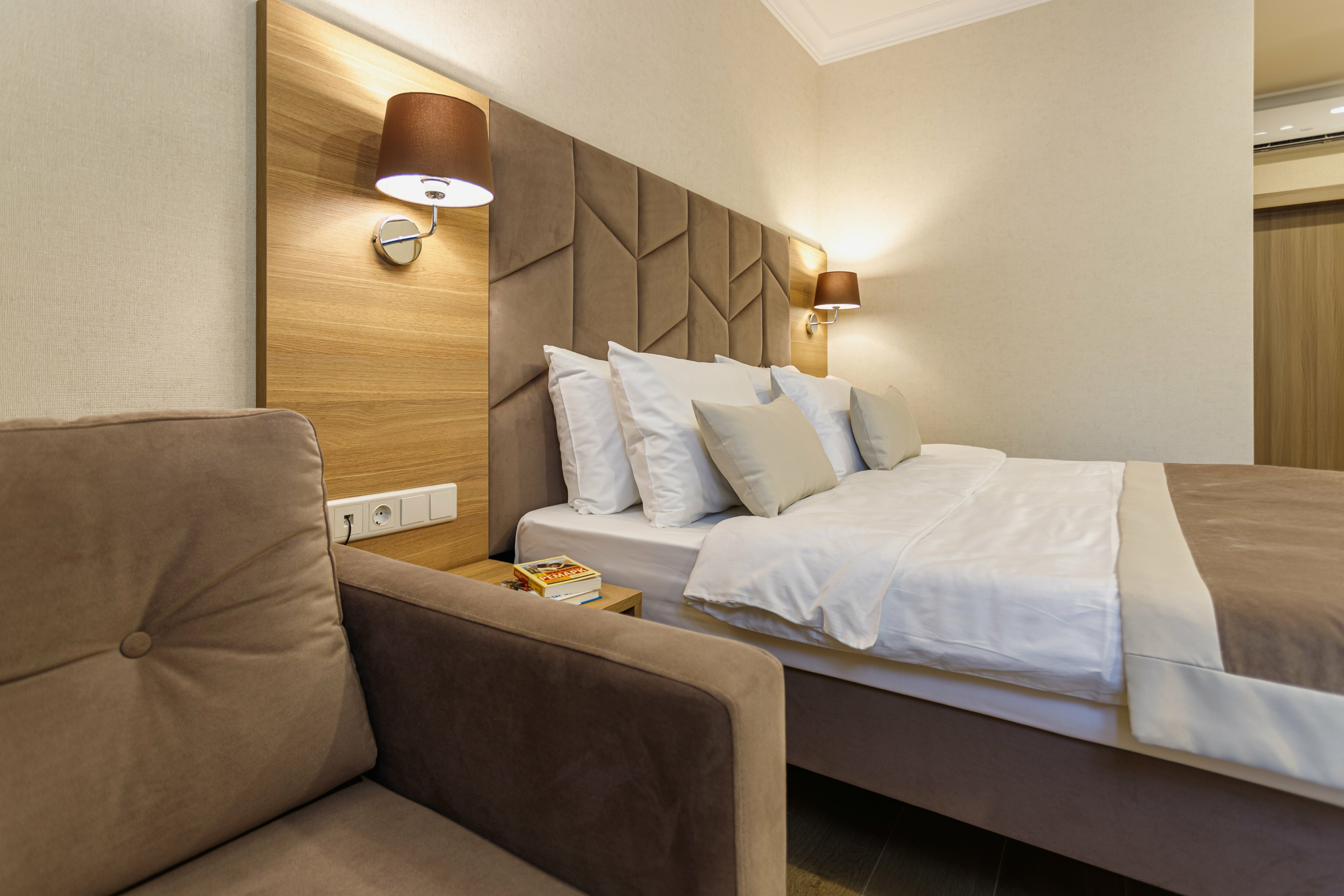 Трёхместный с двуспальной кроватью и дополнительным местом стандарт плюс