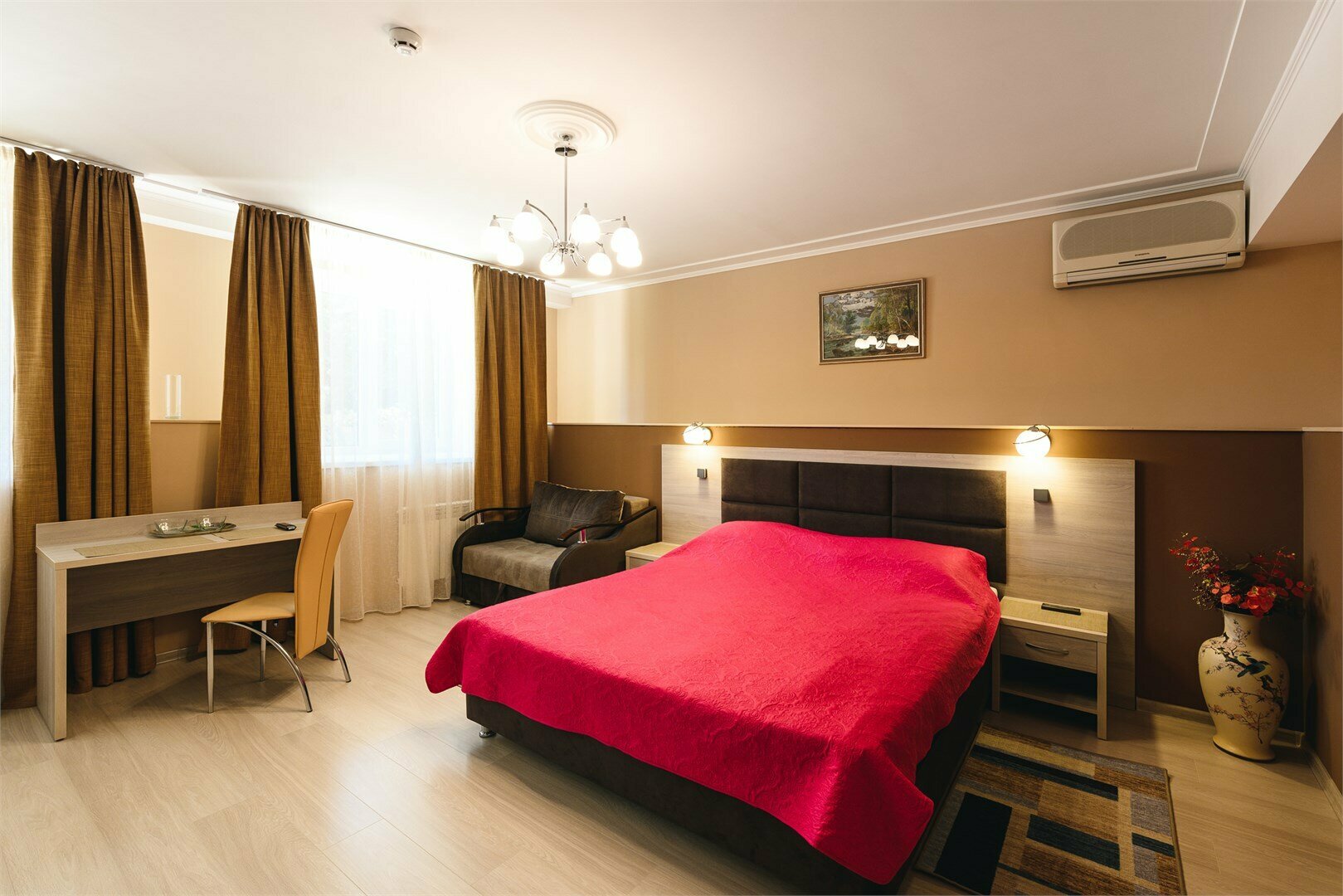 8 полулюкс с мини кухней,1 этаж