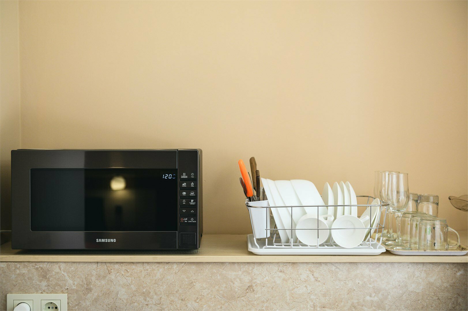 8 полулюкс с мини кухней,1 этаж