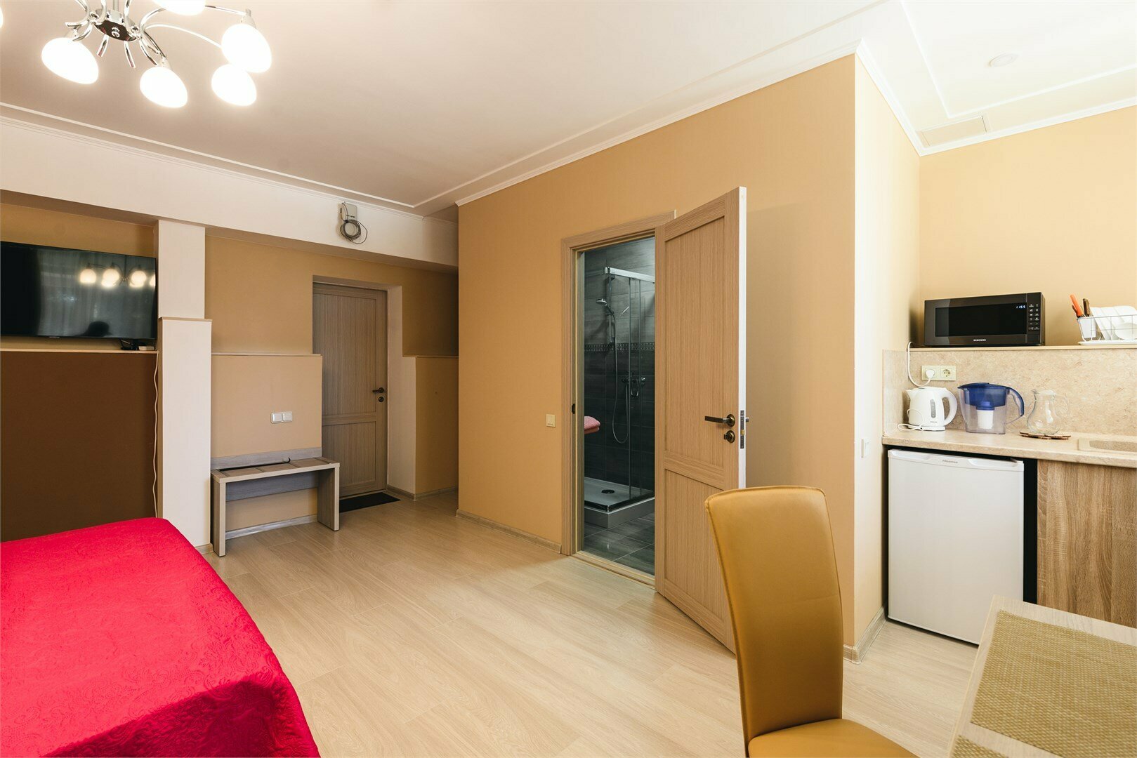 8 полулюкс с мини кухней,1 этаж