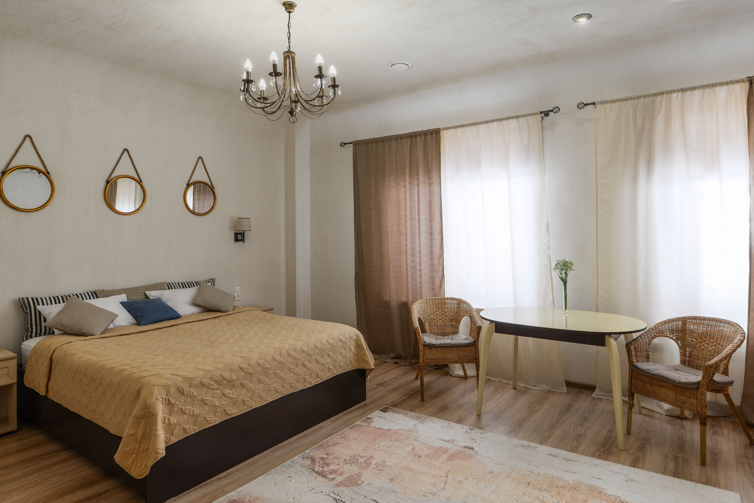 Двухместный номер с двуспальной кроватью и дополнительной кроватью