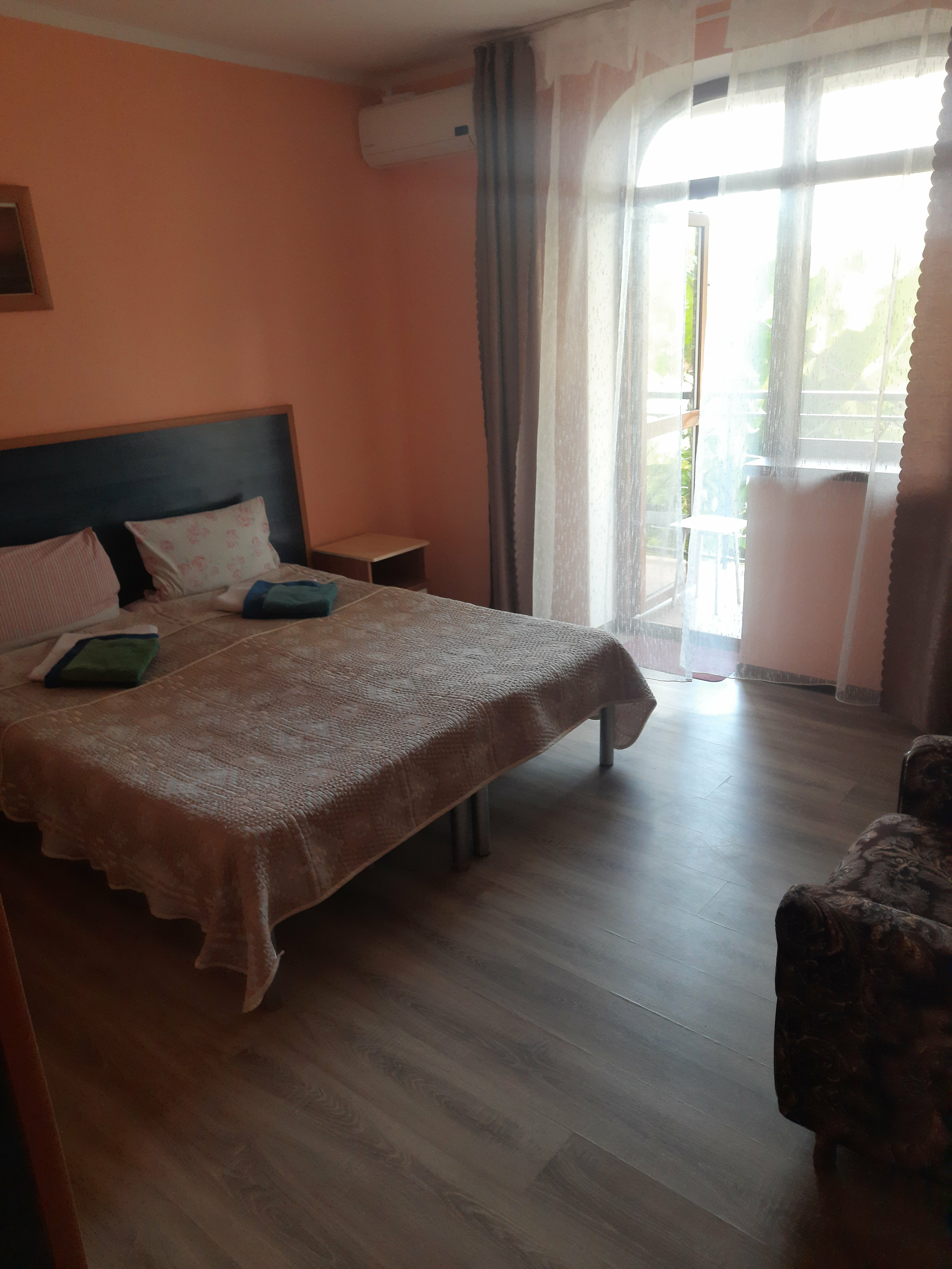 Трехместный номер с общей ванной комнатой