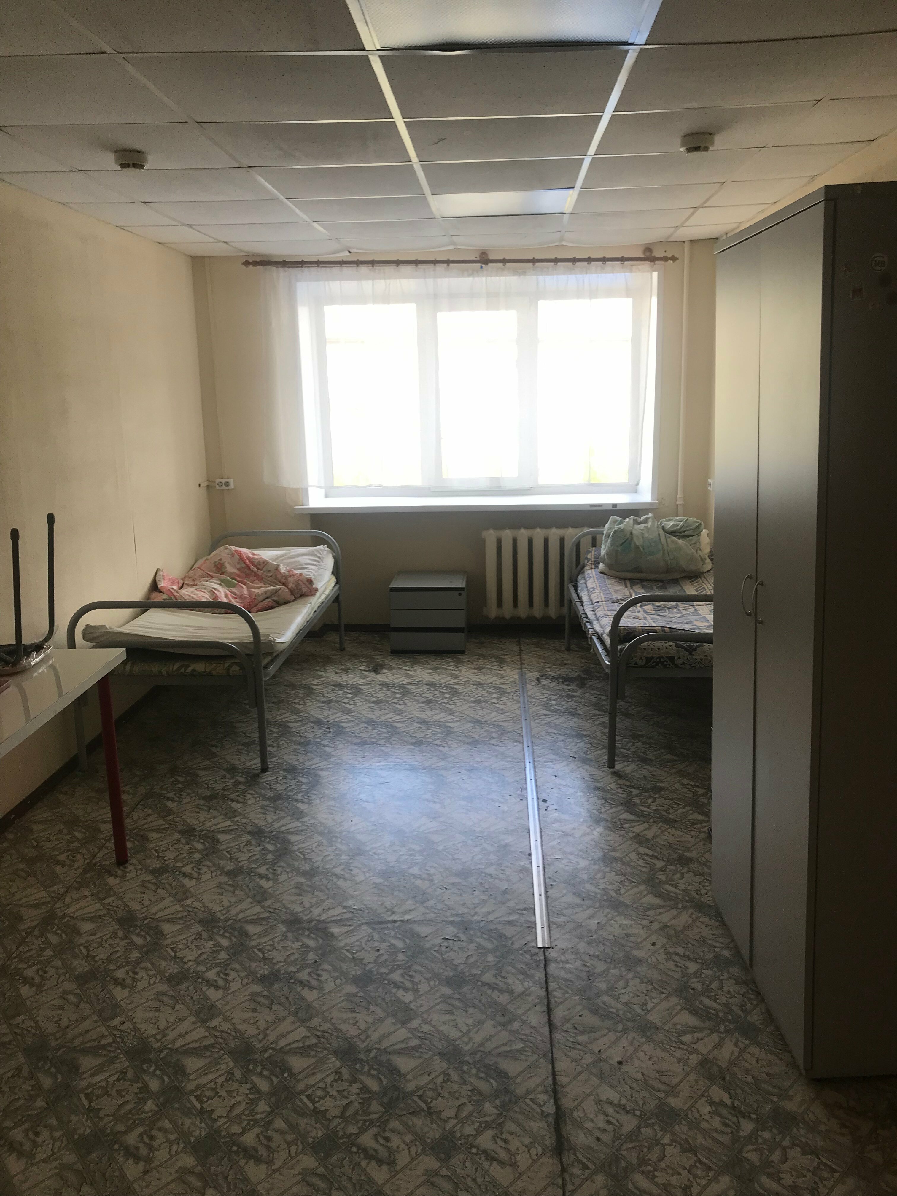 Односпальная кровать в общем мужском номере