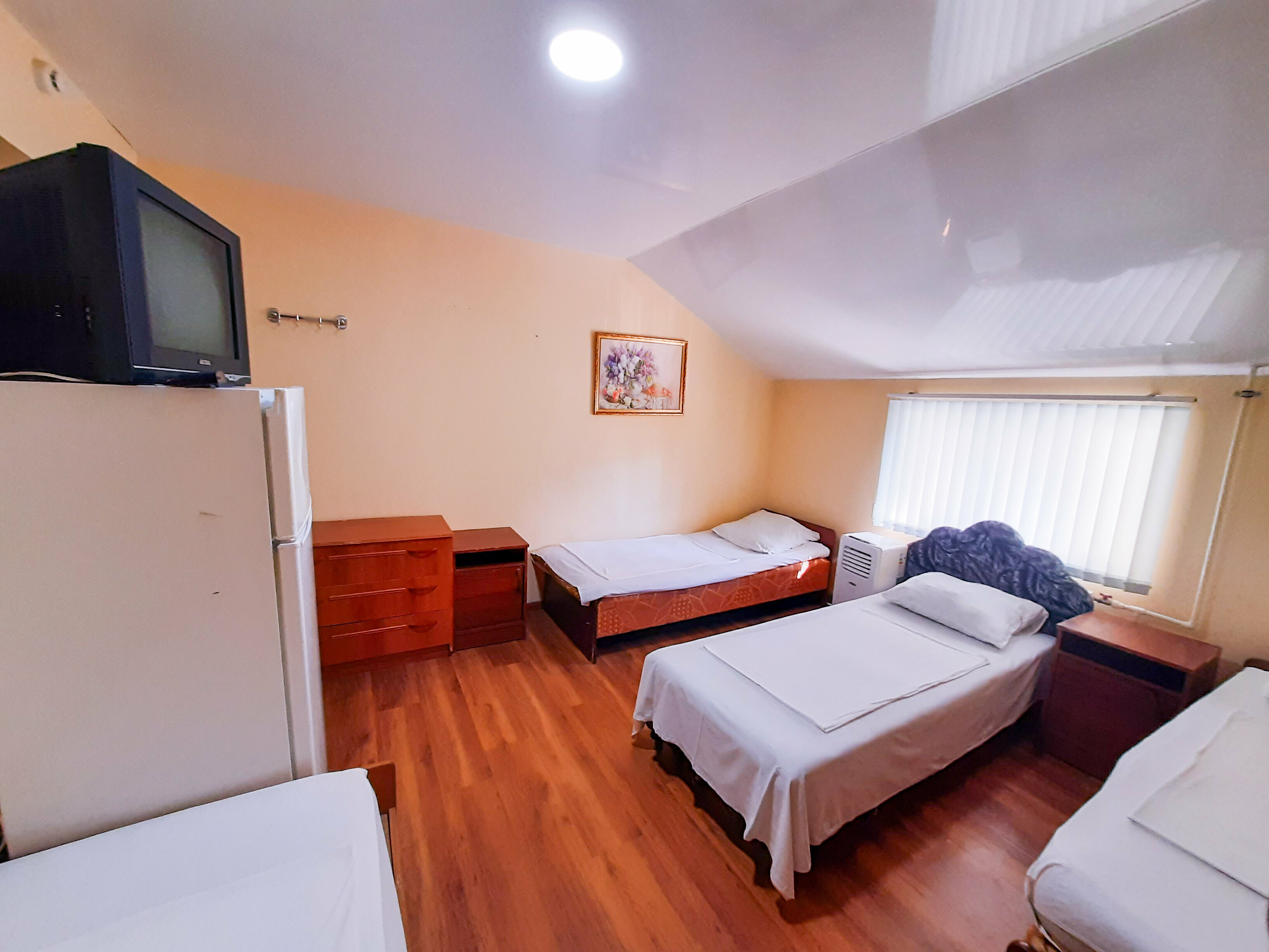 Четырехместный номер эконом-класса с общей ванной комнатой