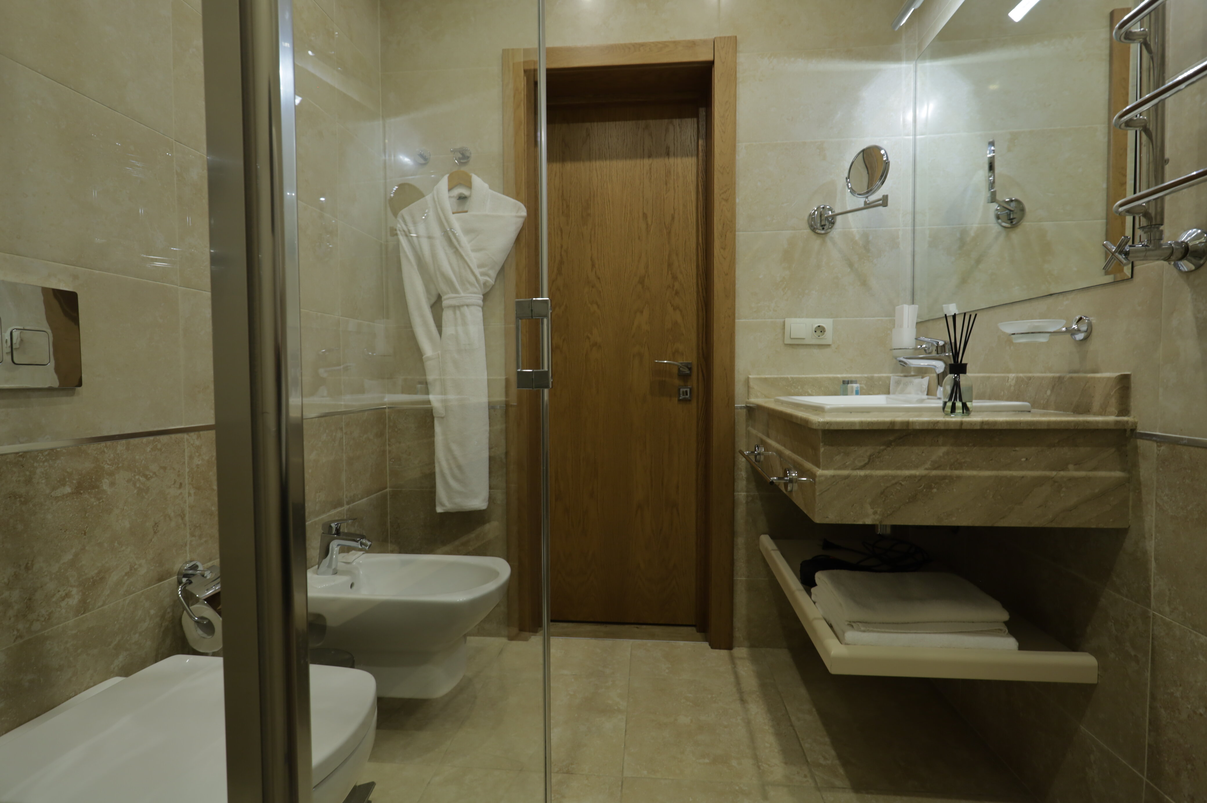 Сьюит двухкомнатный  с балконом и видом на море. Главный корпус 5*