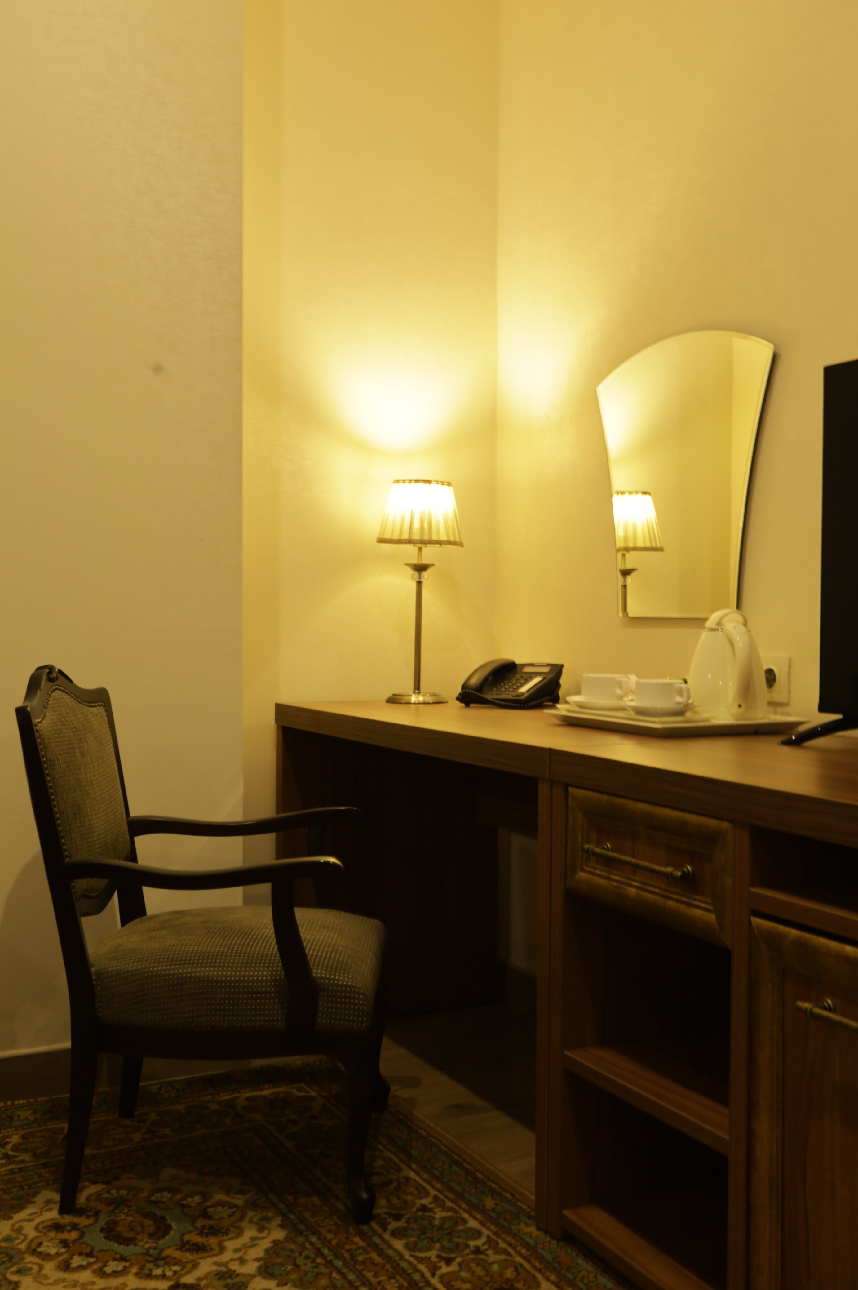 Люкс двухкомнатный  с джакузи без балкона вид на внутренний двор. Главный корпус 5 *