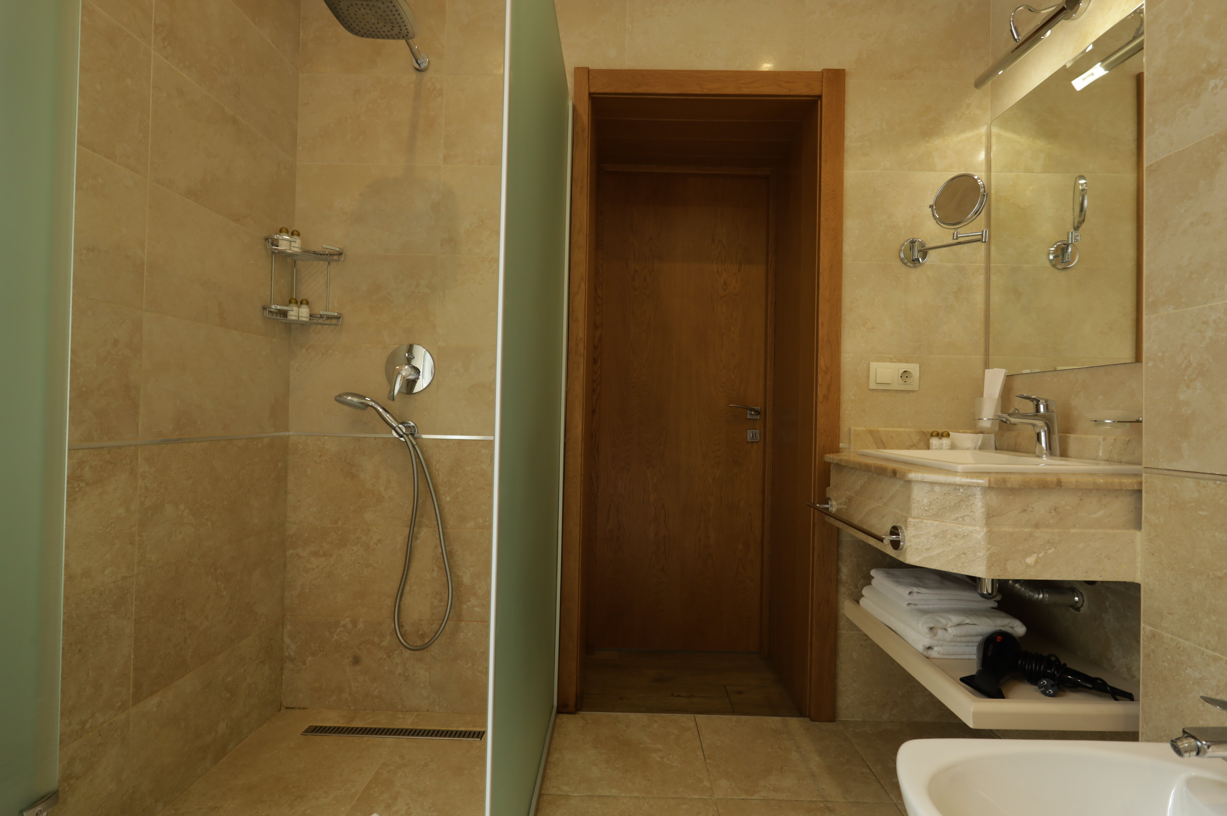 Люкс двухкомнатный  с джакузи без балкона вид на внутренний двор. Главный корпус 5 *