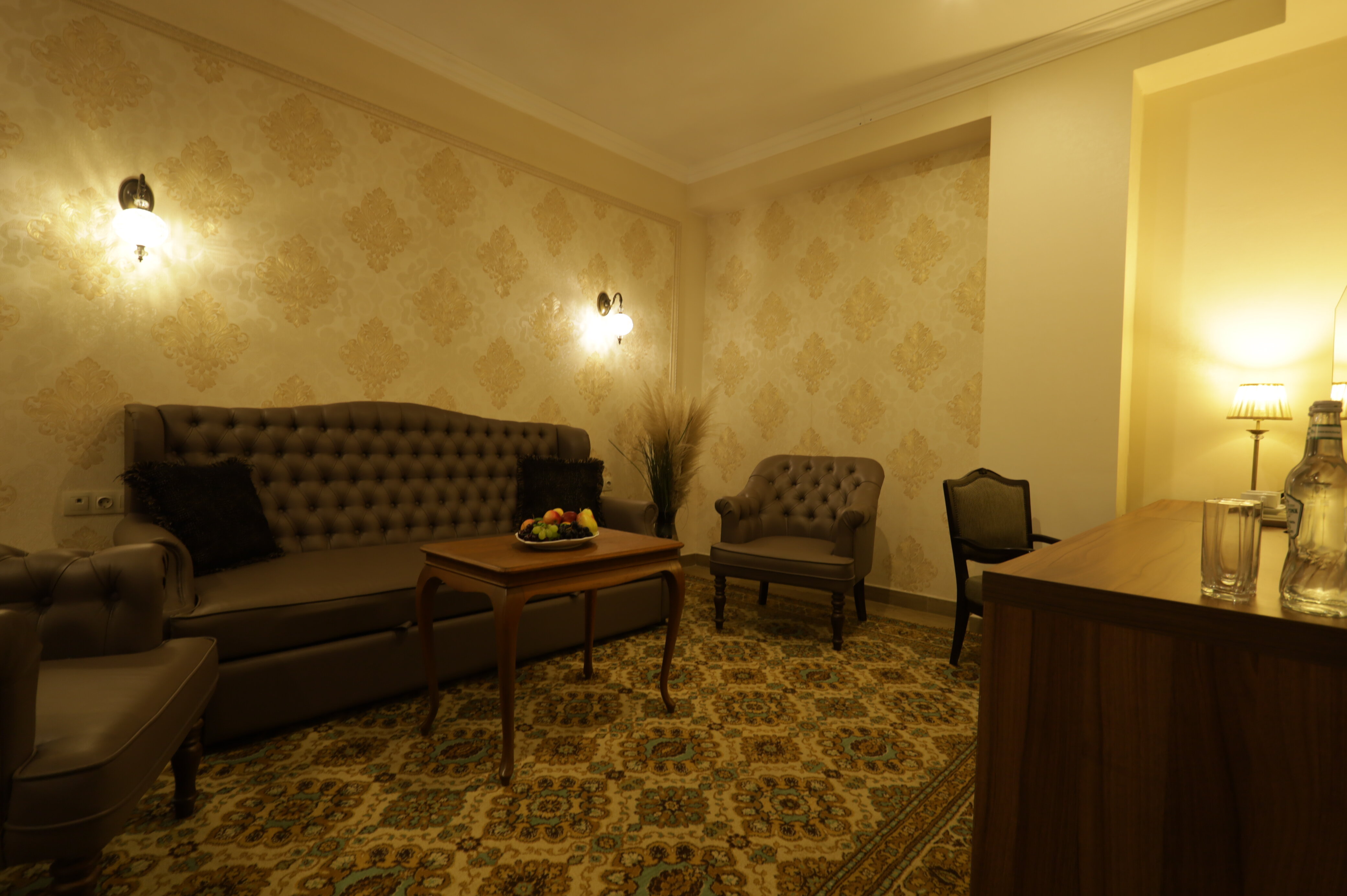 Люкс двухкомнатный  с джакузи без балкона вид на внутренний двор. Главный корпус 5 *