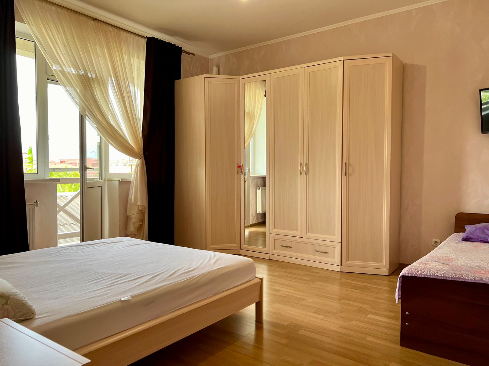 Трехместный номер с балконом