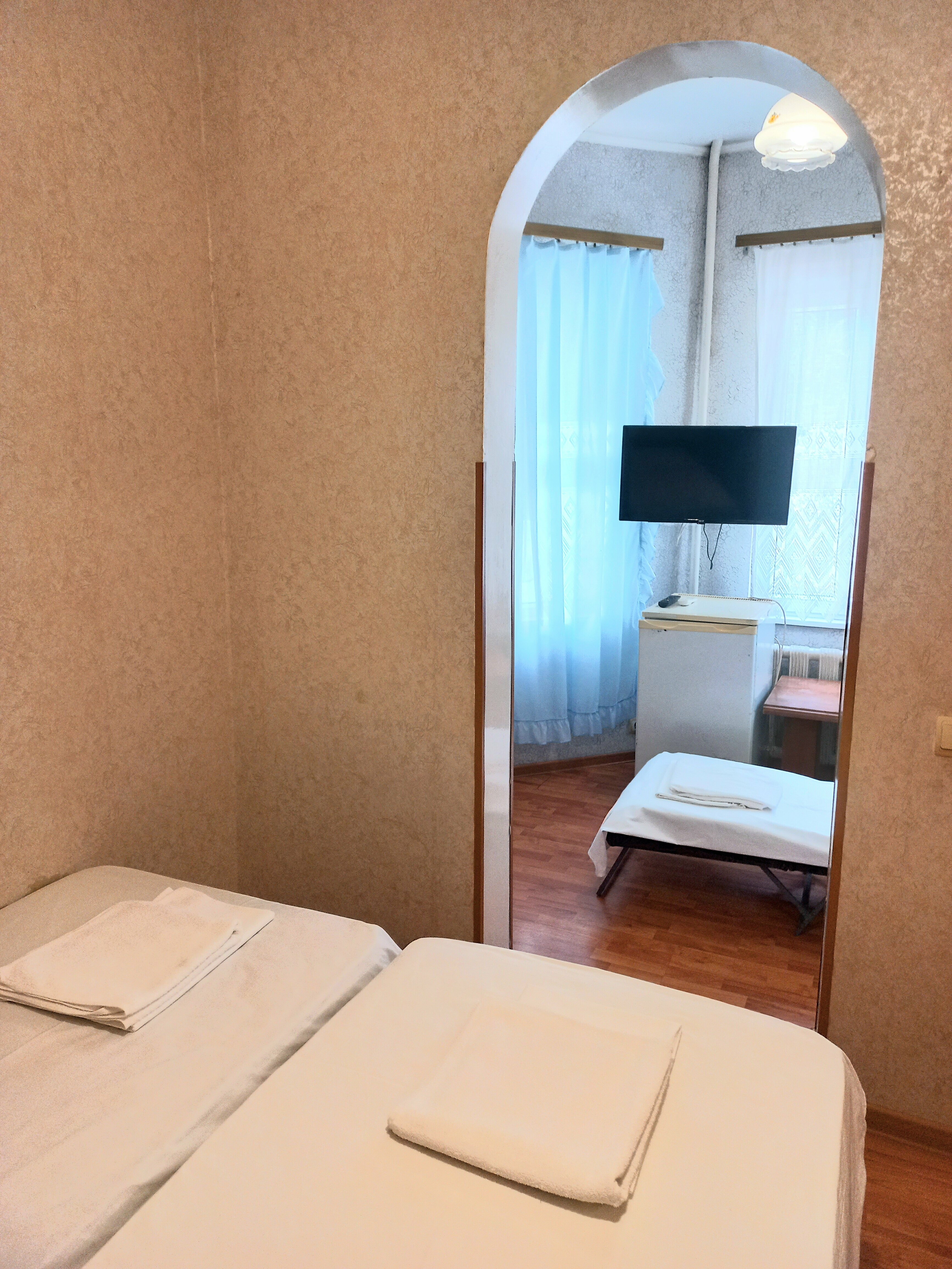 Двухместный номер с двуспальной кроватью и дополнительной кроватью