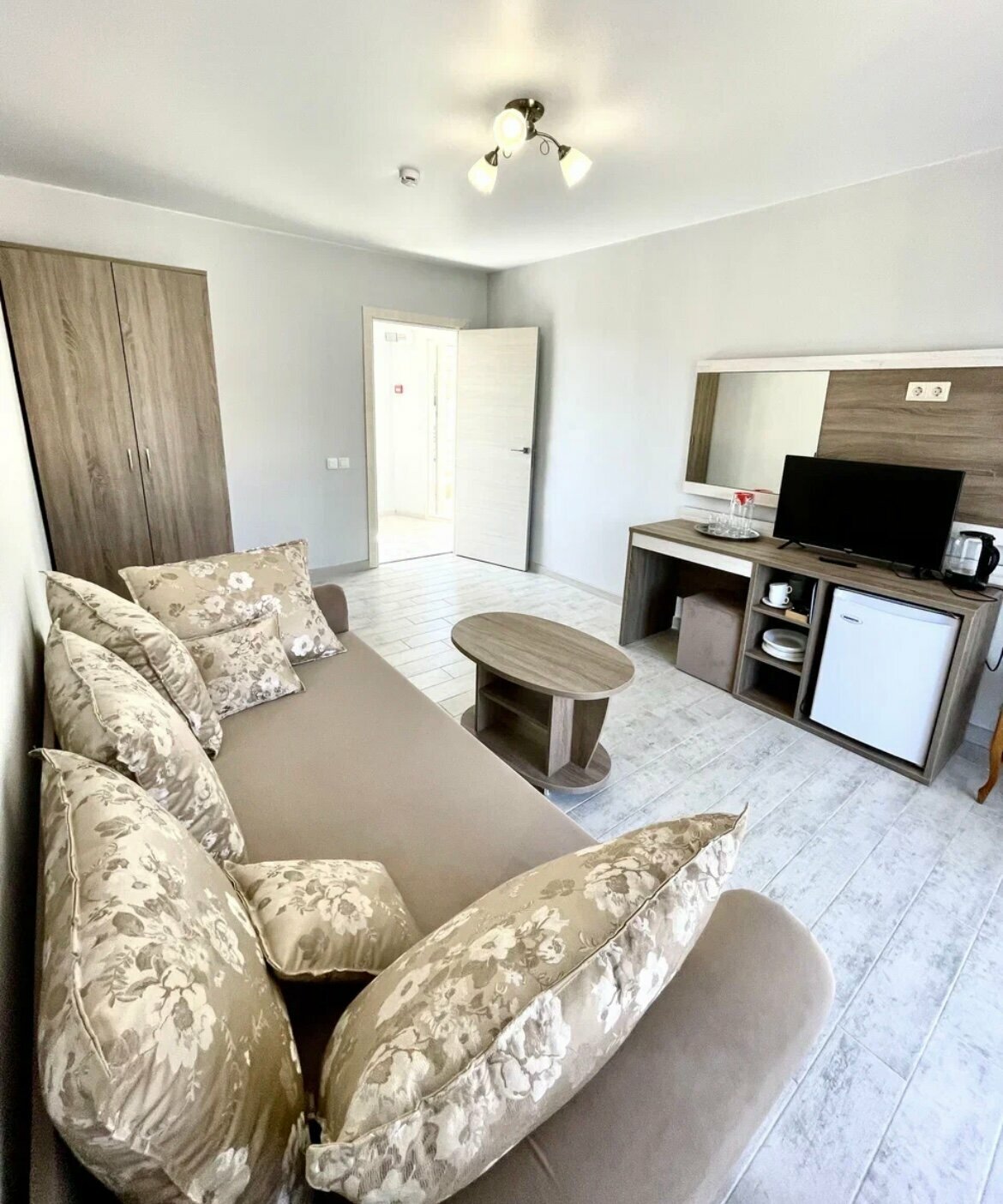 Семейный номер с боковым видом на море