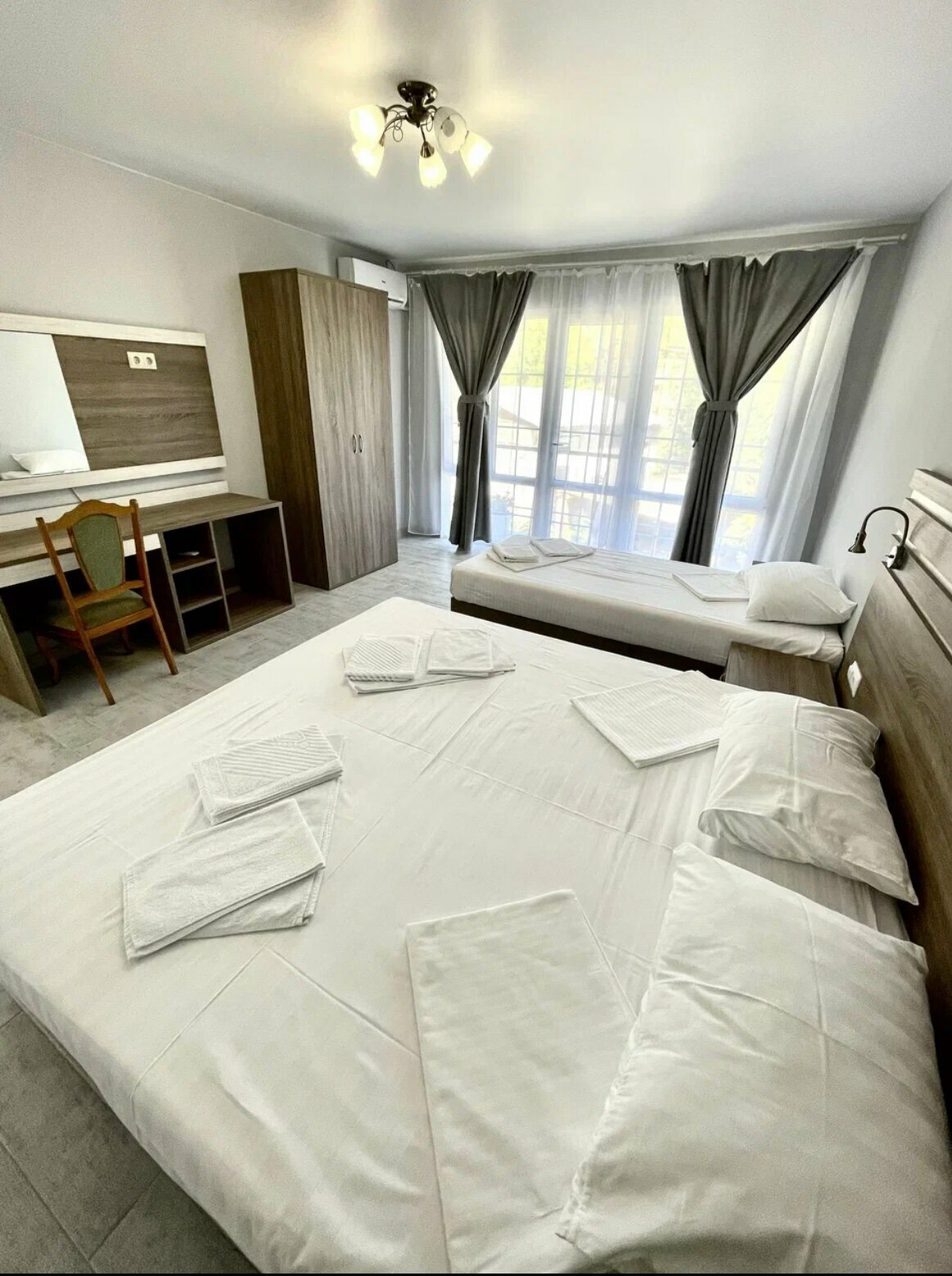 Семейный номер с боковым видом на море