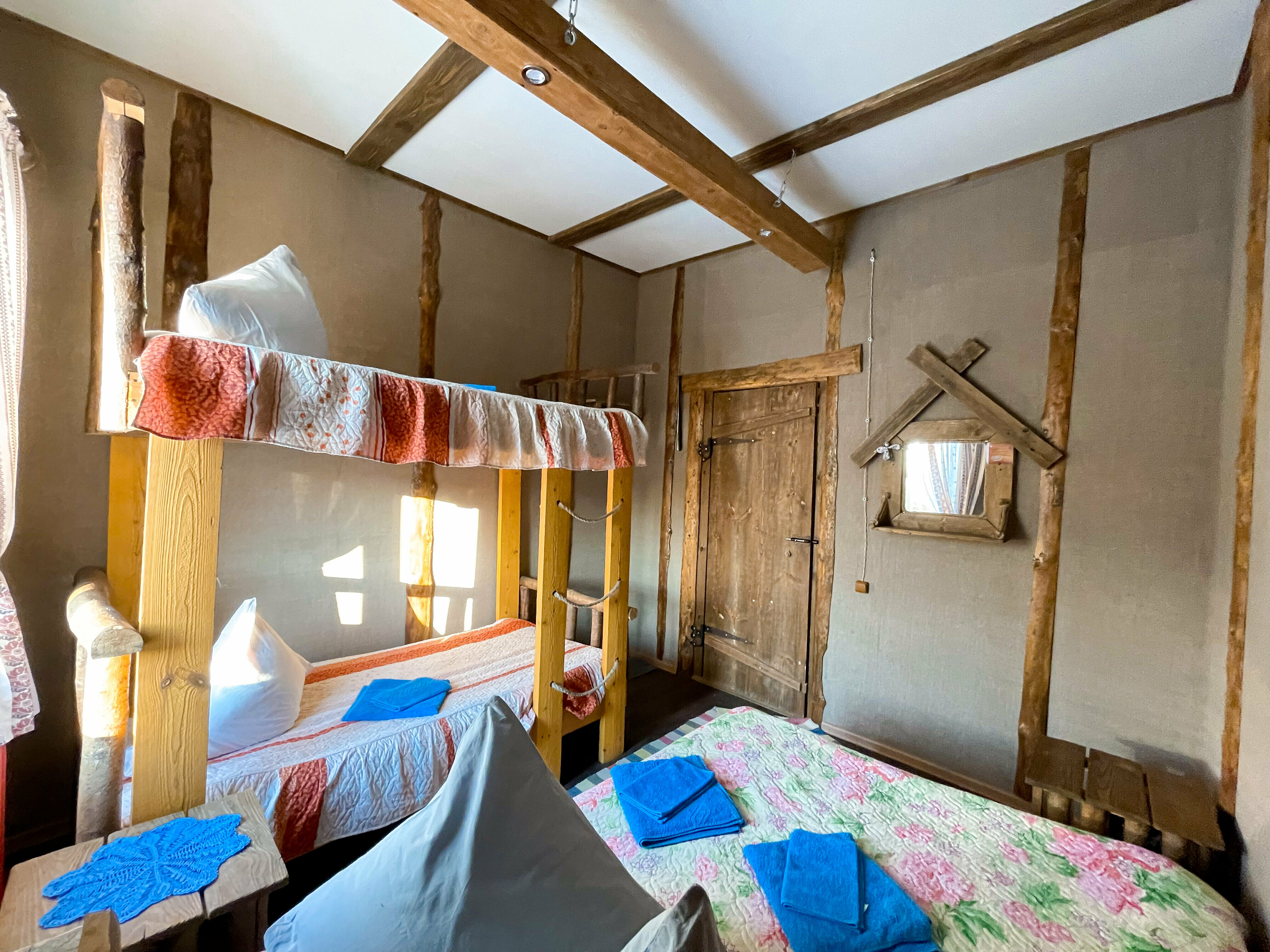 Семейный номер с общей ванной комнатой