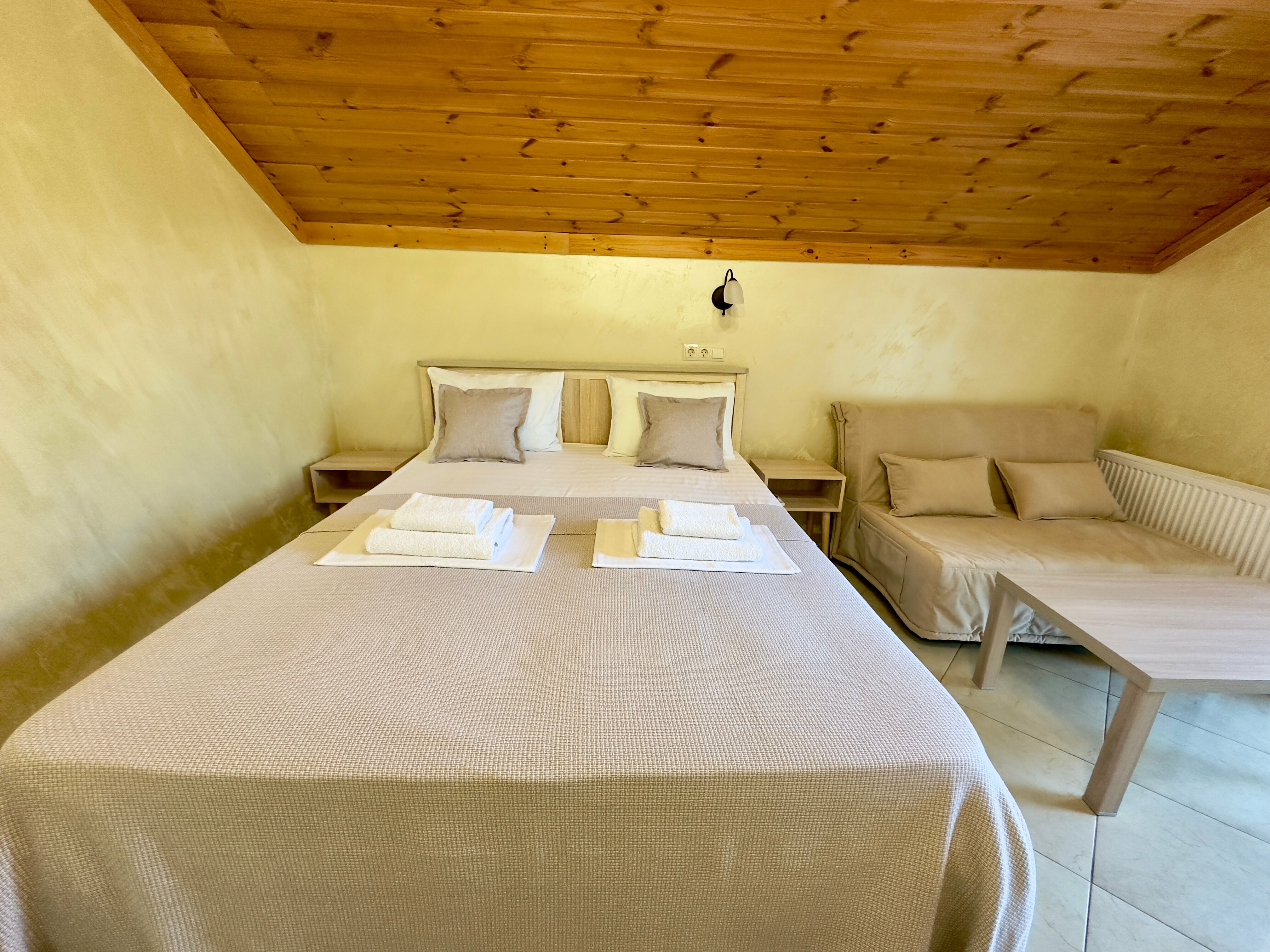 Двухместный номер Делюкс с 1 кроватью и боковым видом на море