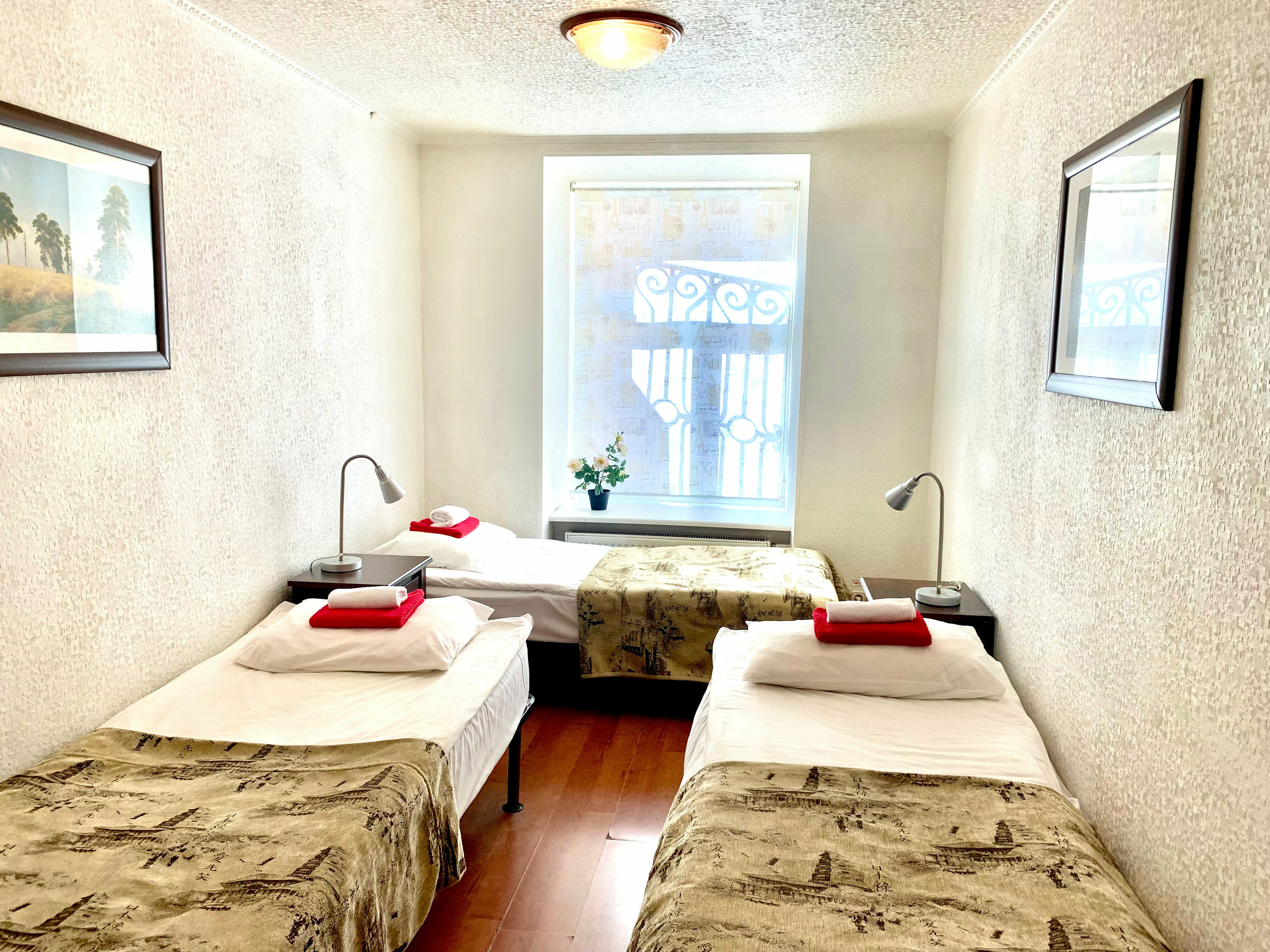 Трехместный номер эконом-класса с общей ванной комнатой