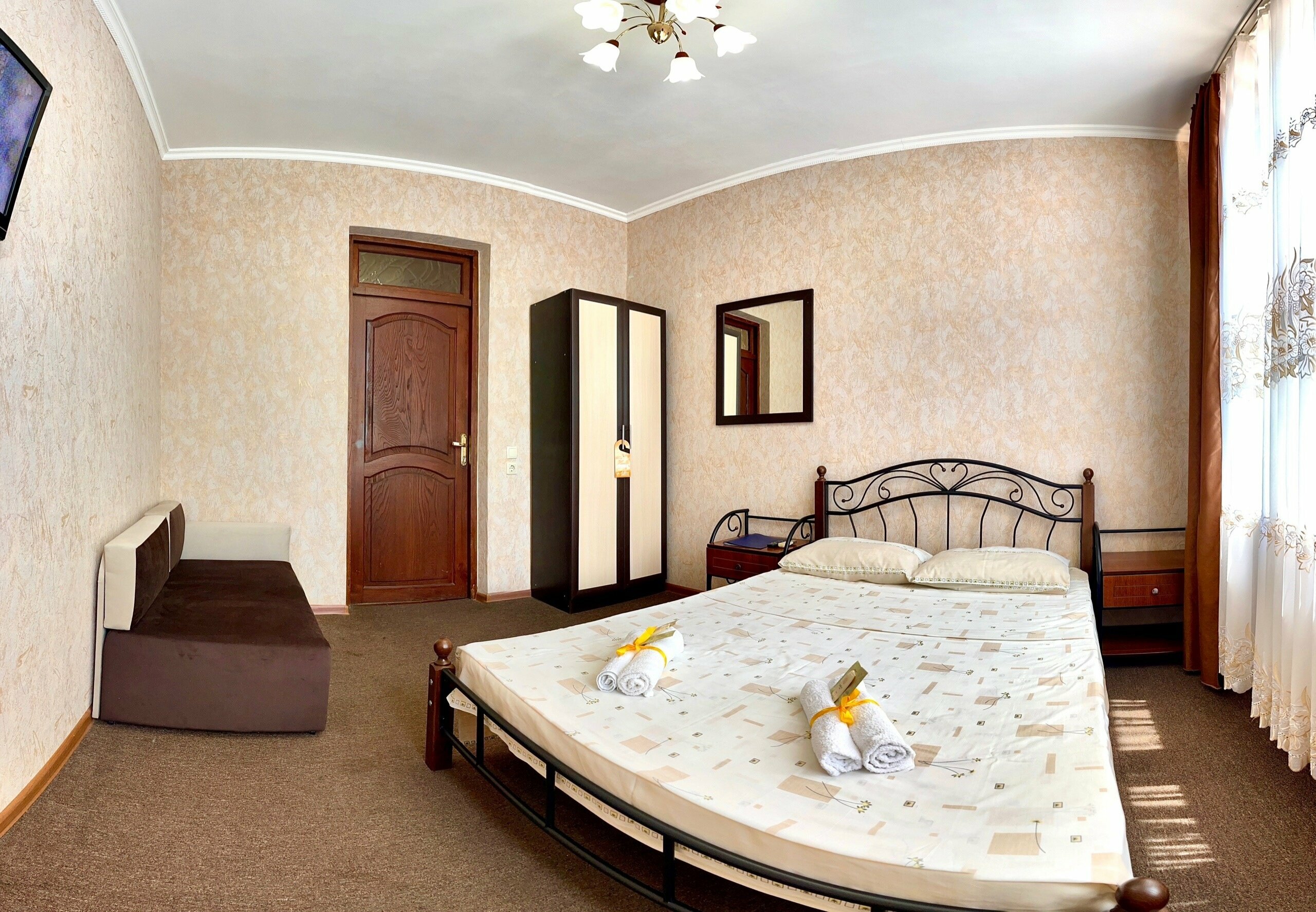 Трехместный номер эконом-класса с общей ванной комнатой