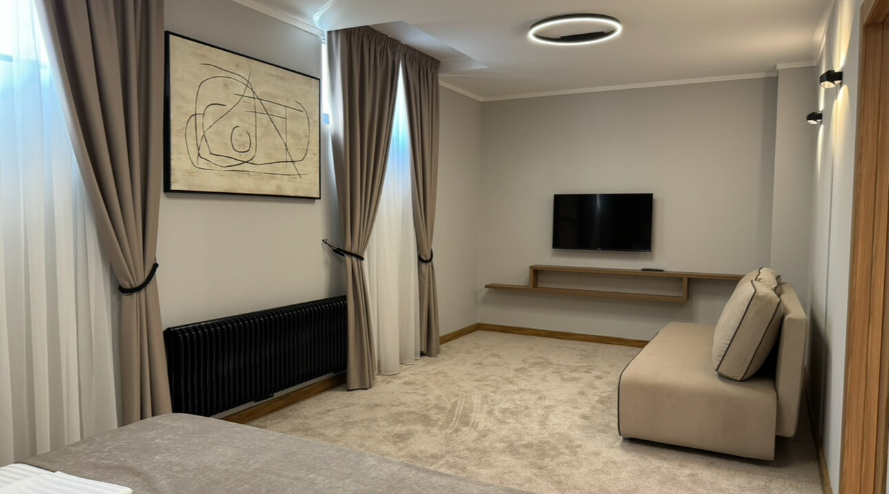 Семейный номер на цокольном этаже (с окнами)