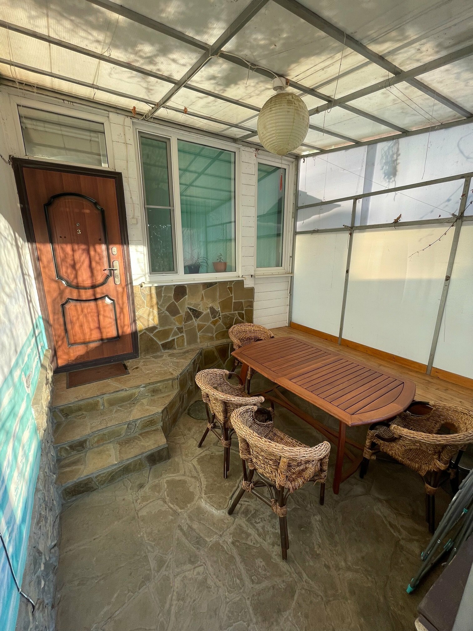 Двухкомнатный дом с 2 спальнями кухней  и террасой.