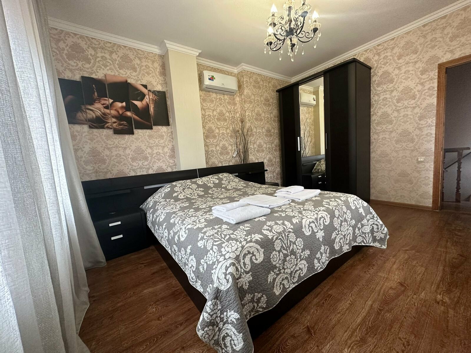 Трехуровневый двухкомнатный домик с кухней и террасой