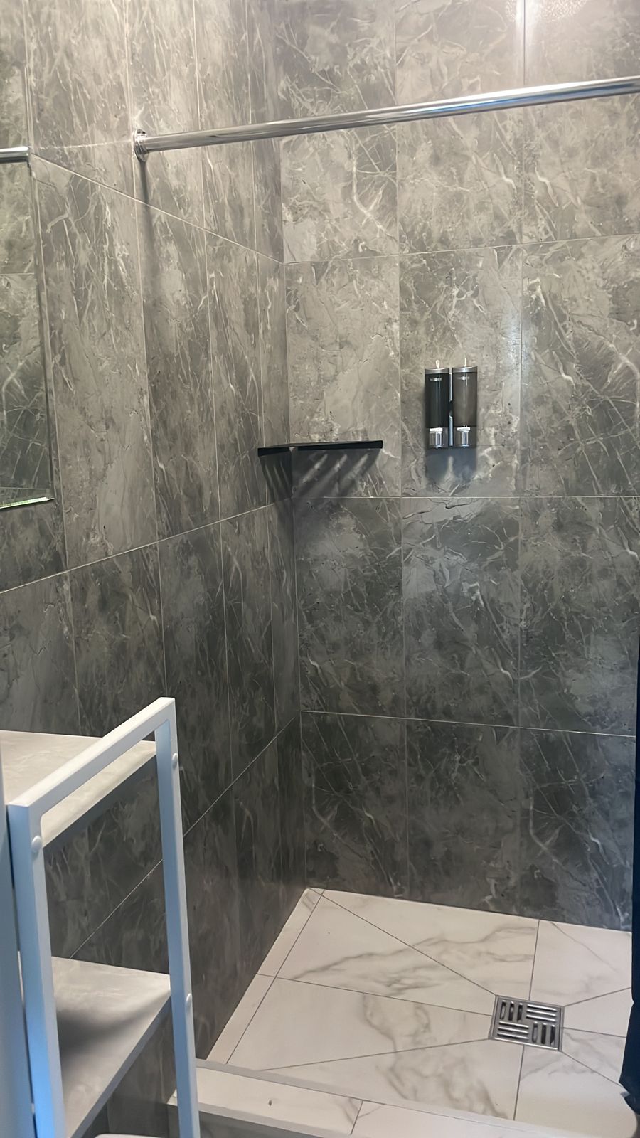 Трехместный номер с общей ванной комнатой