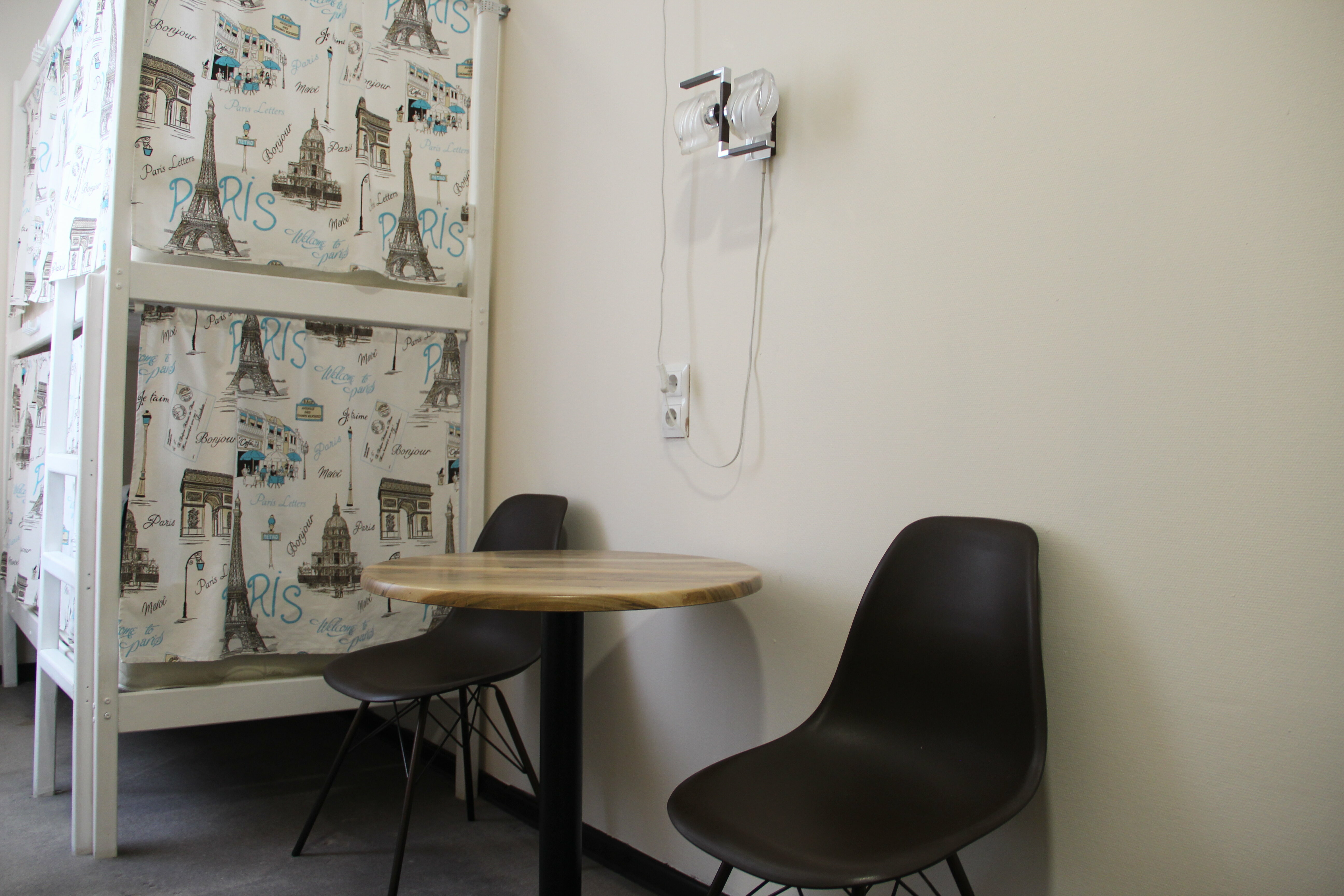 Спальное место на двухъярусной кровати в общем номере для мужчин и женщин