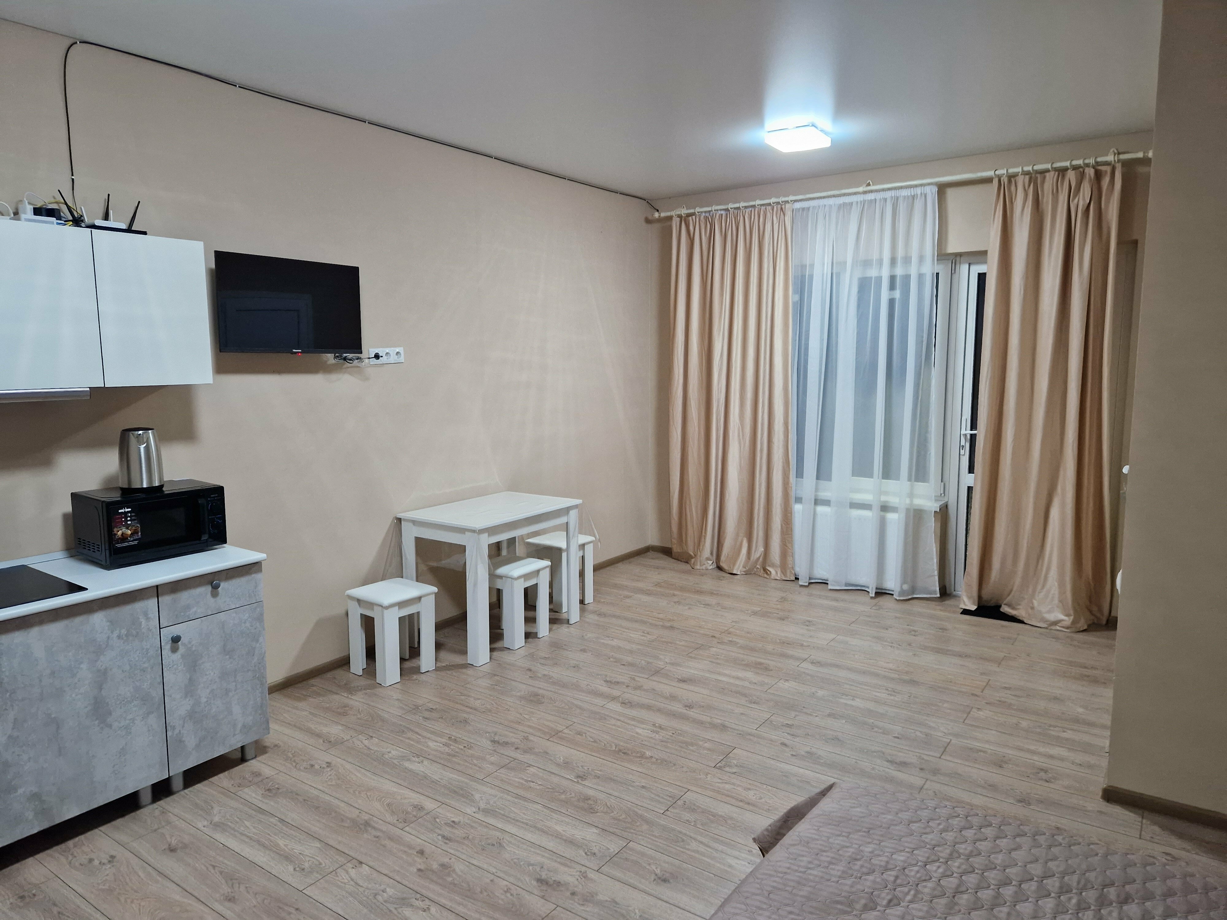 Трехместный номер с основными удобствами и общей ванной комнатой