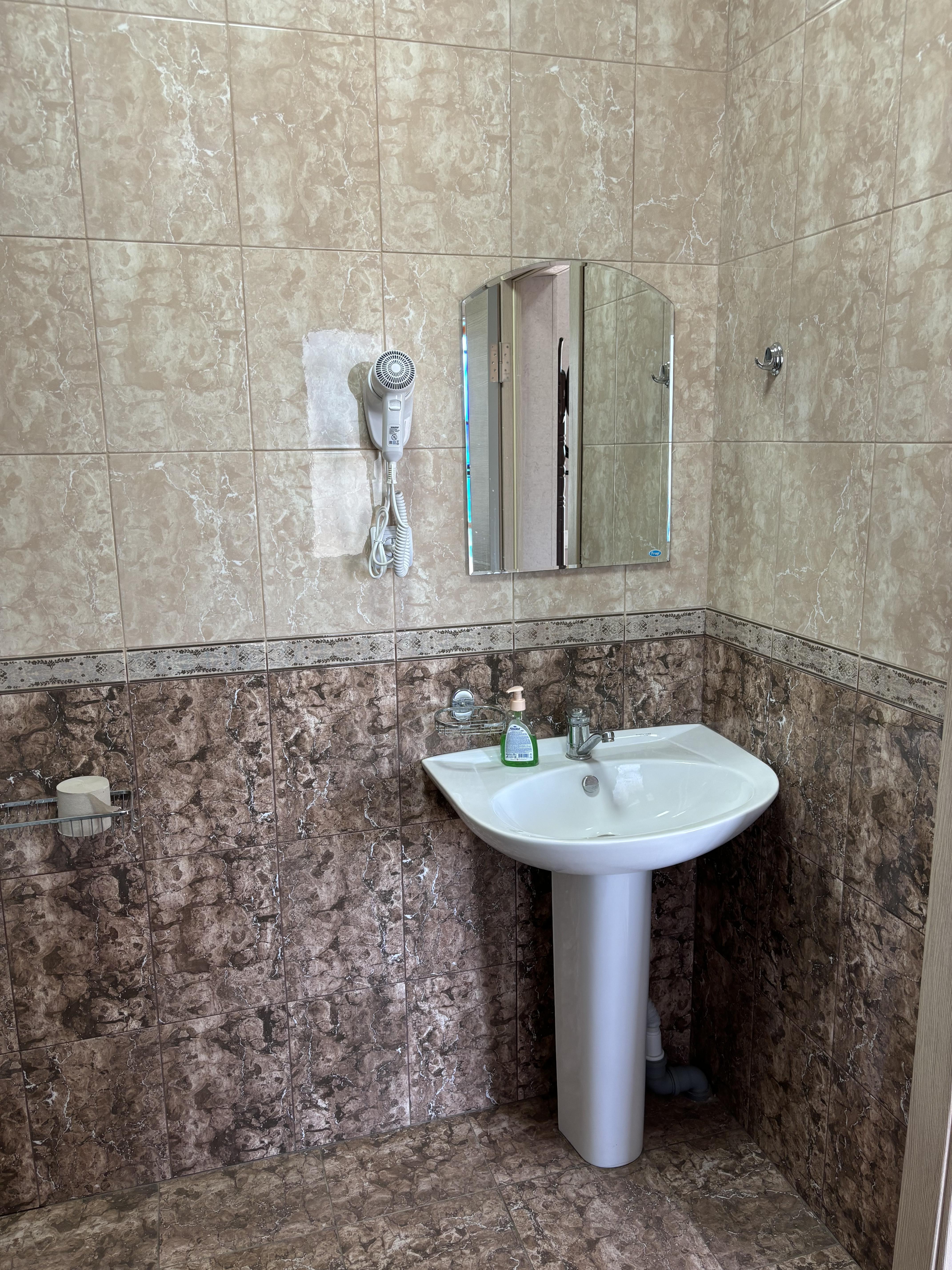 Трехместный номер с основными удобствами и общей ванной комнатой