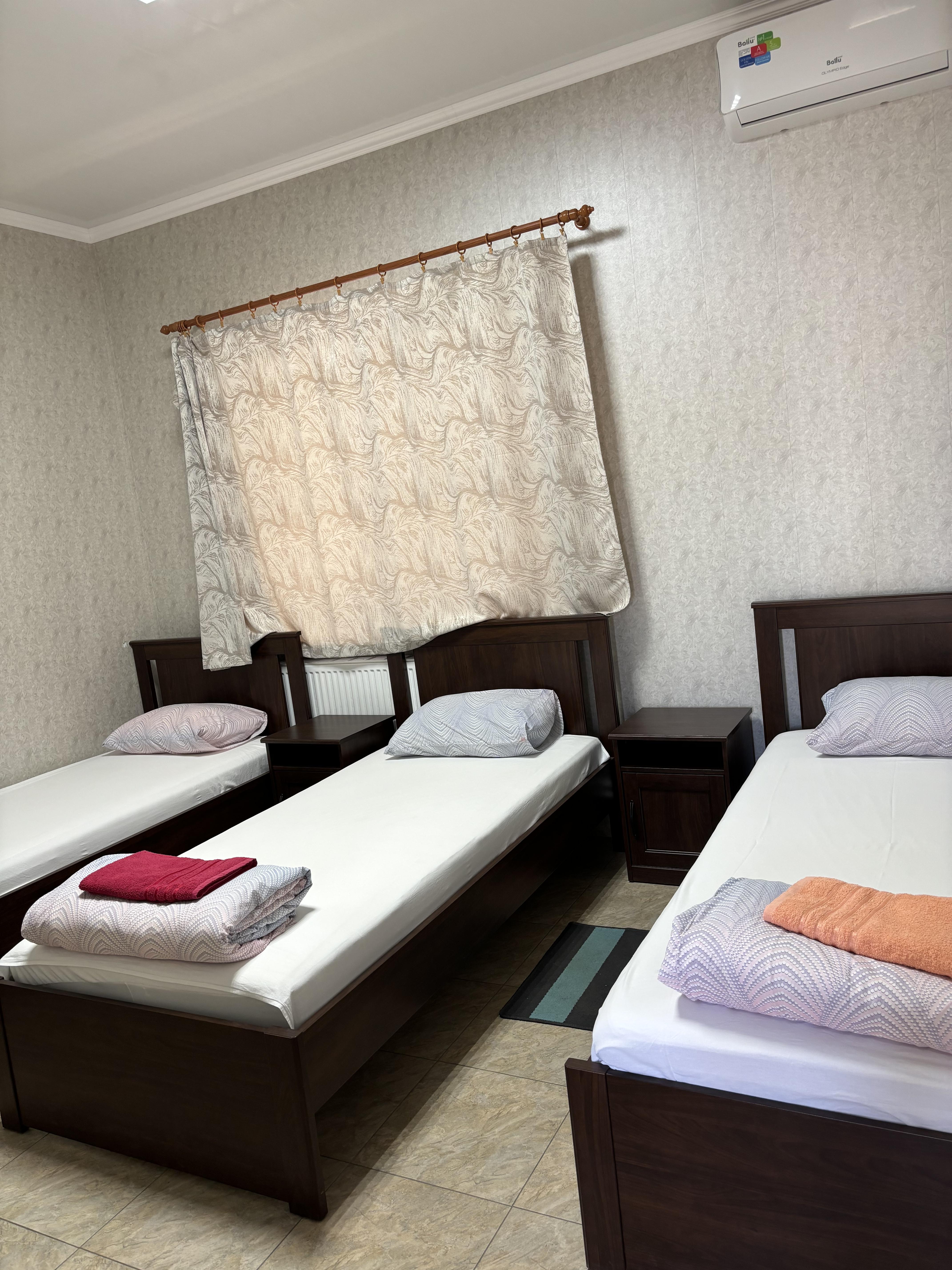 Трехместный номер с основными удобствами и общей ванной комнатой