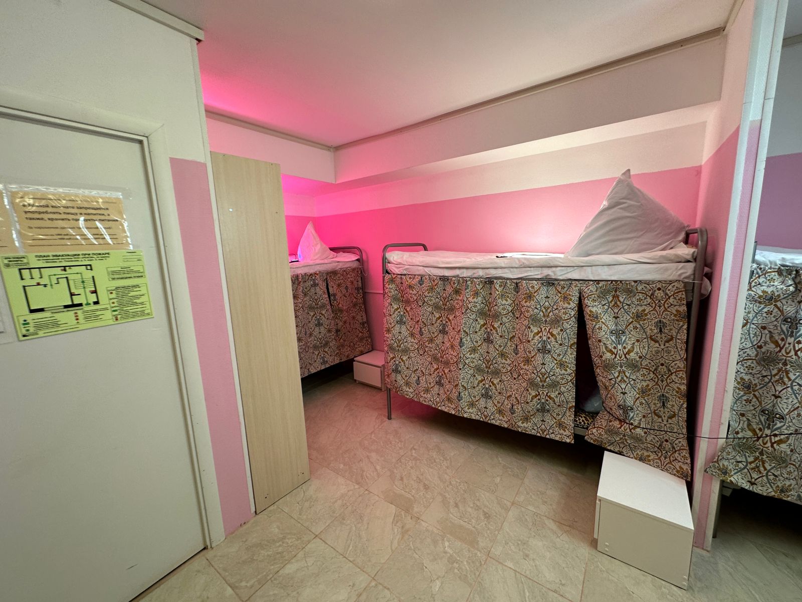 Односпальная кровать в общем номере для мужчин с общей ванной комнатой.