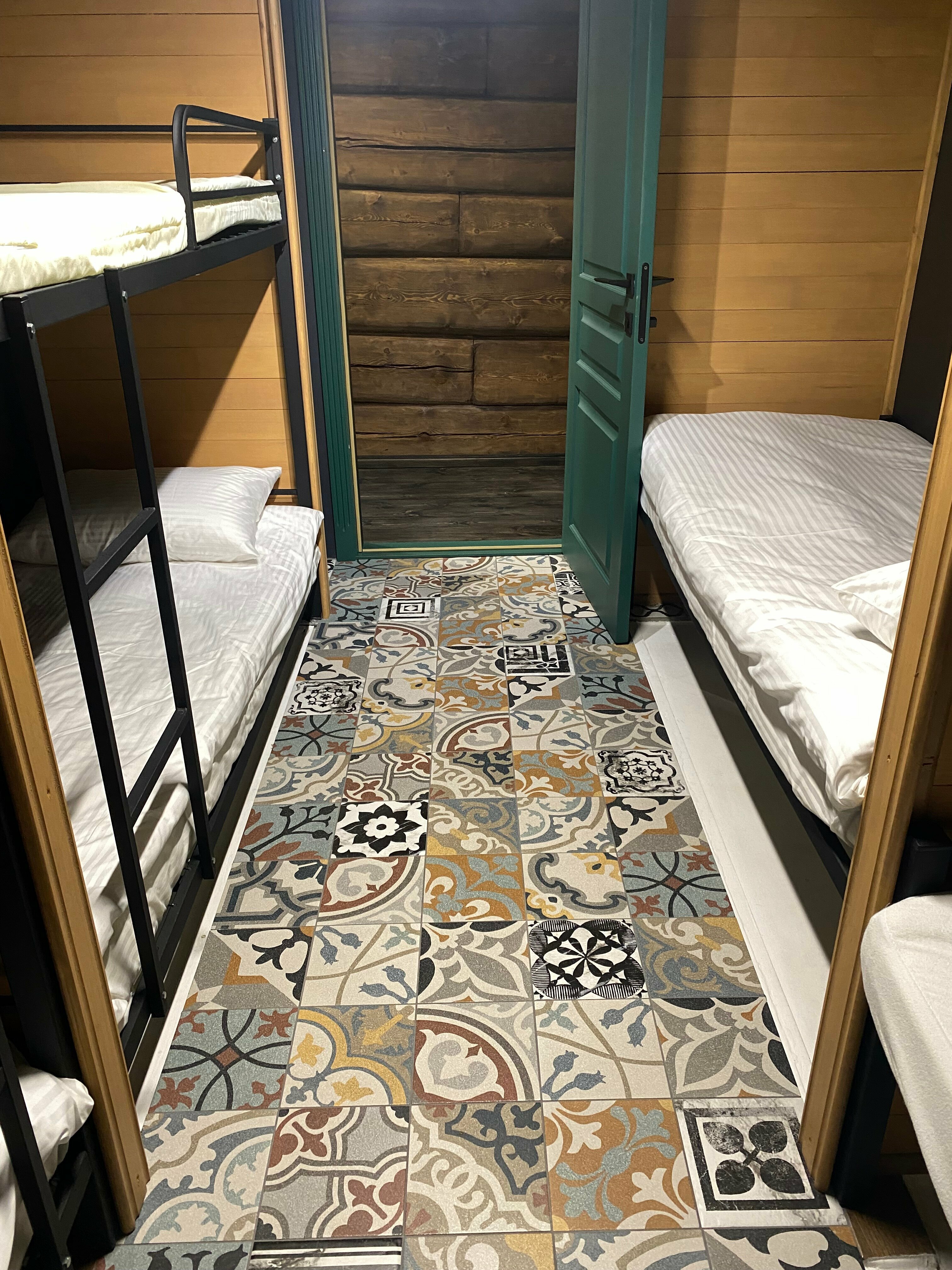 Кровать в общем 8-местном номере