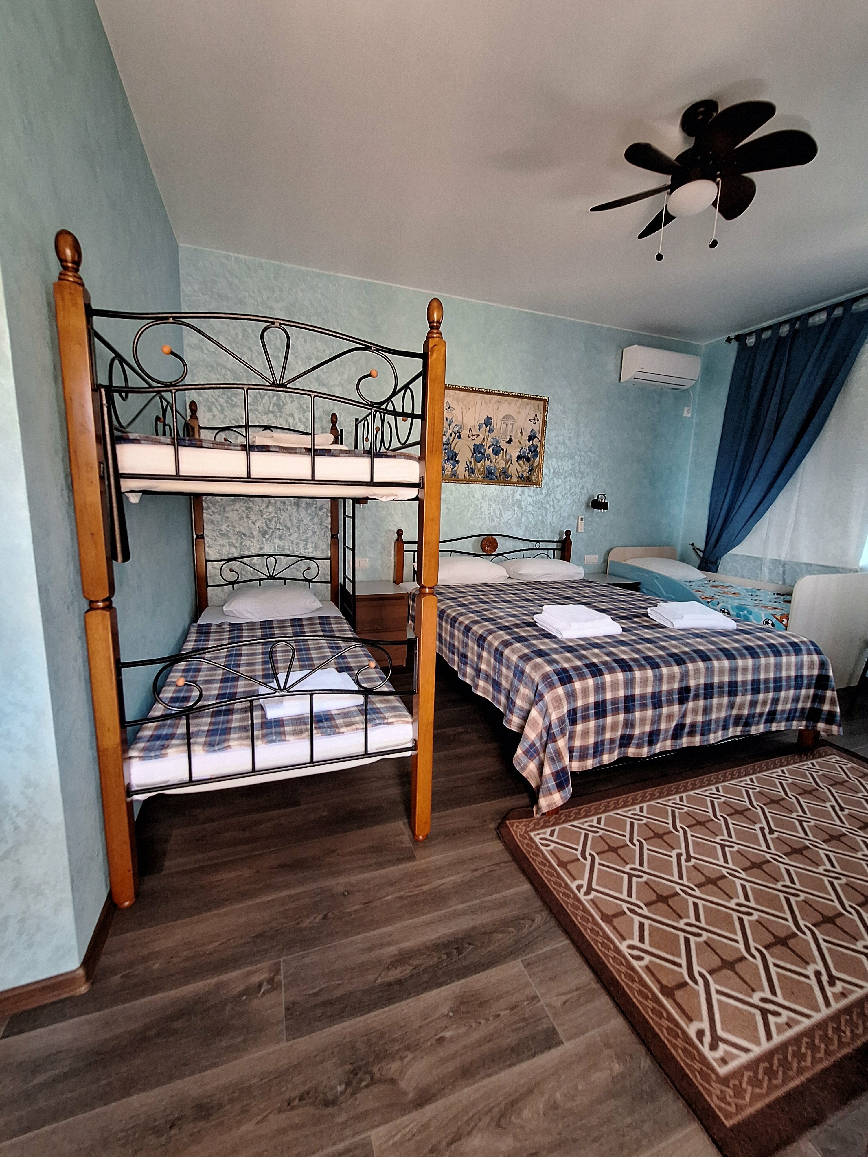 Семейный номер с видом на горы