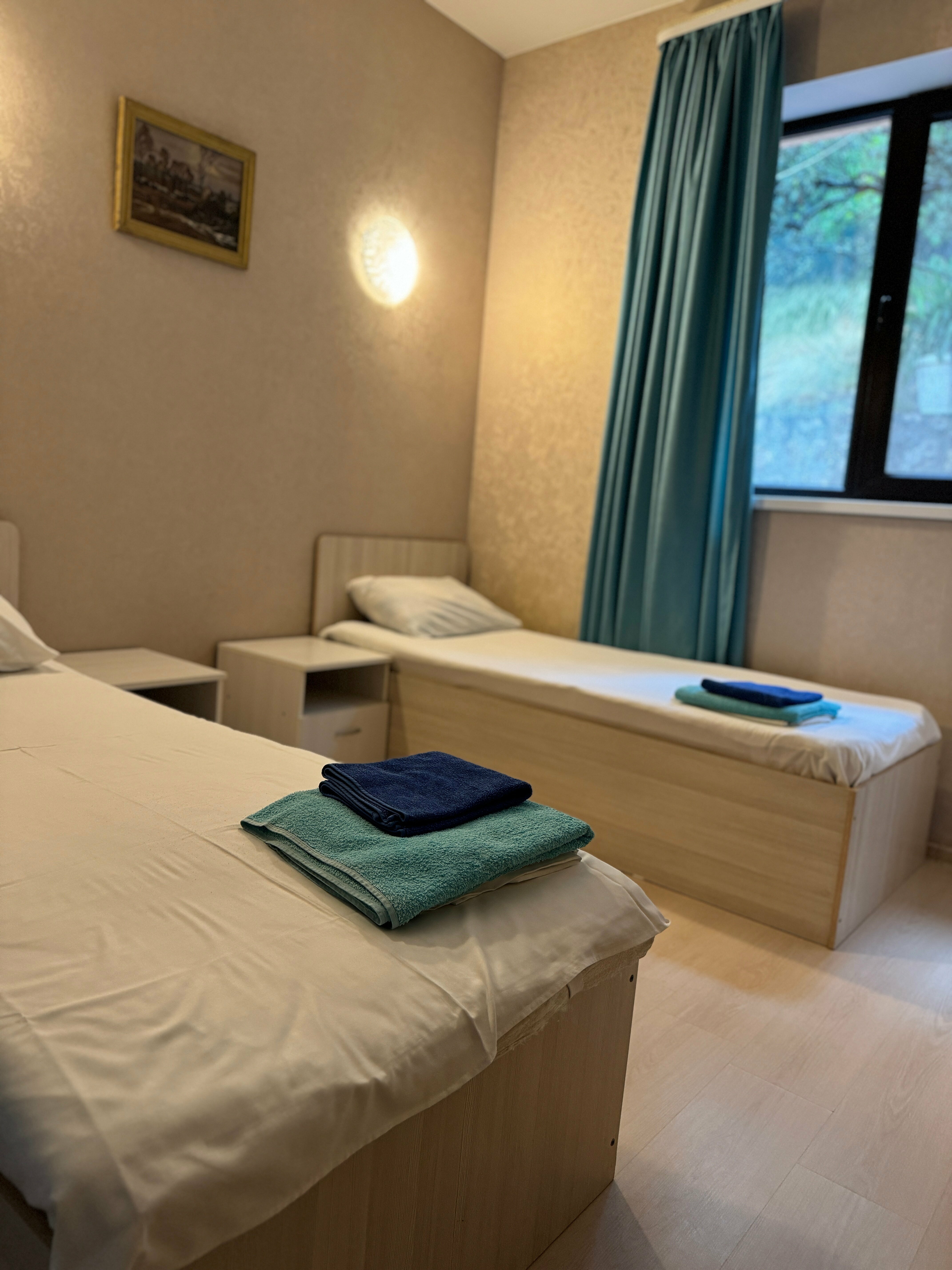 Двухместный номер с 2 отдельными кроватями и окном