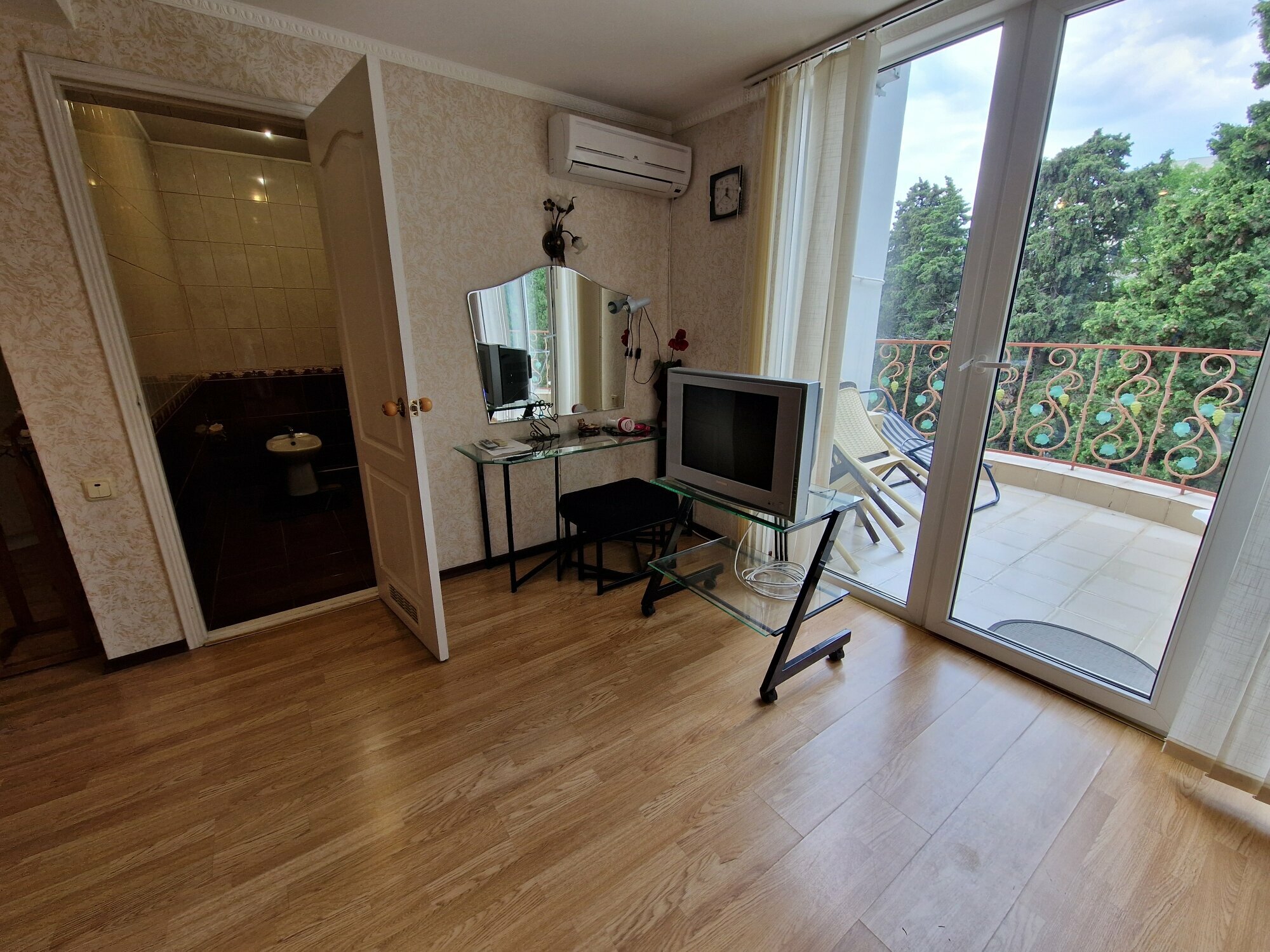 Двухместный номер Делюкс с 1 кроватью и боковым видом на море