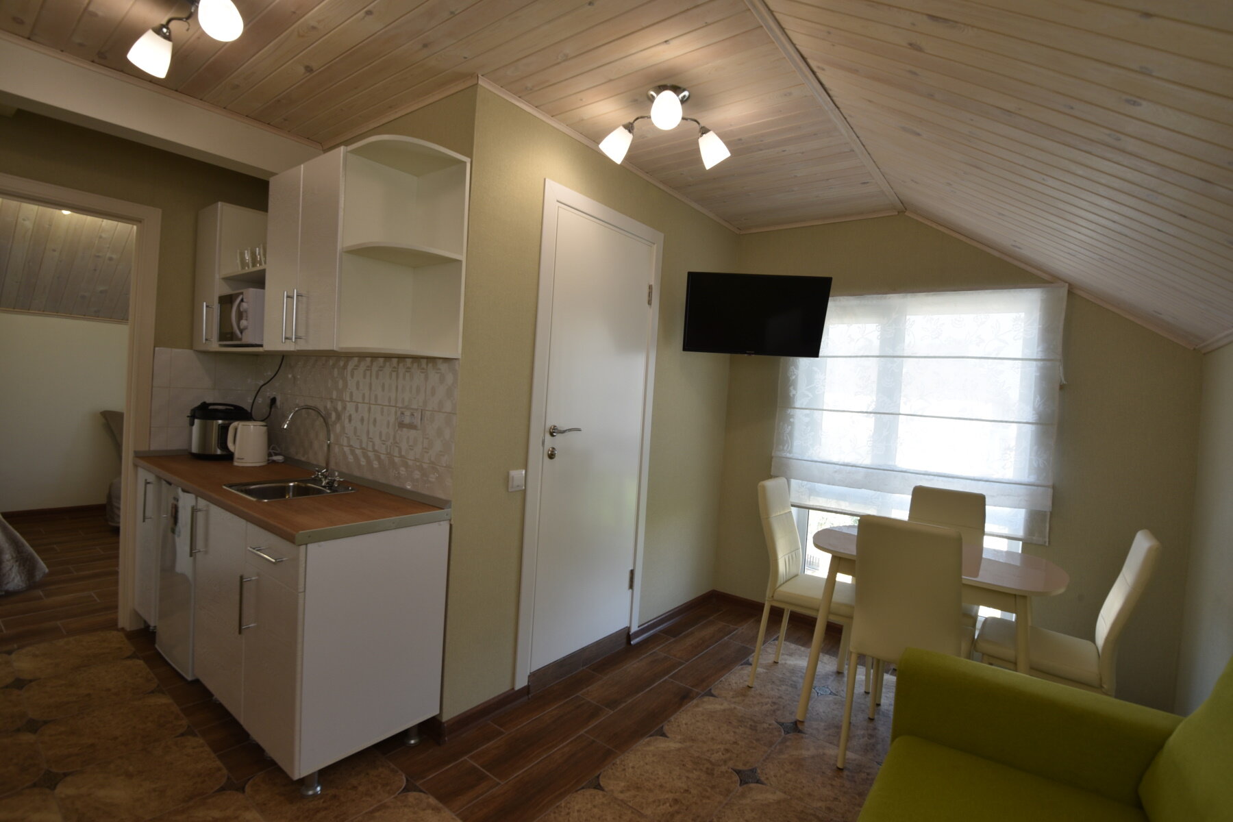 Семейный номер с боковым видом на море