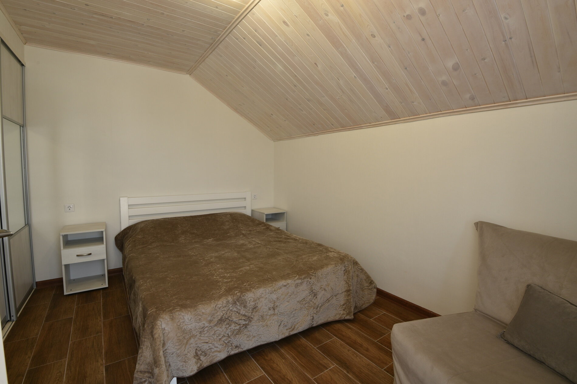 Семейный номер с боковым видом на море