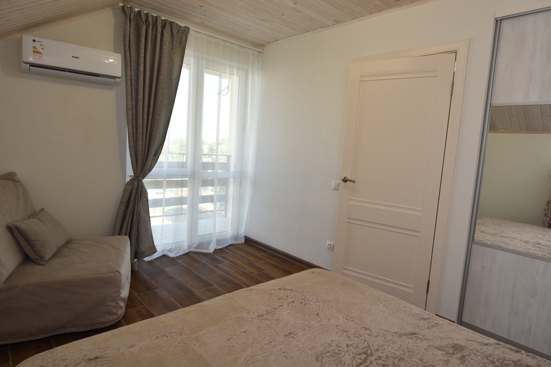 Семейный номер с боковым видом на море