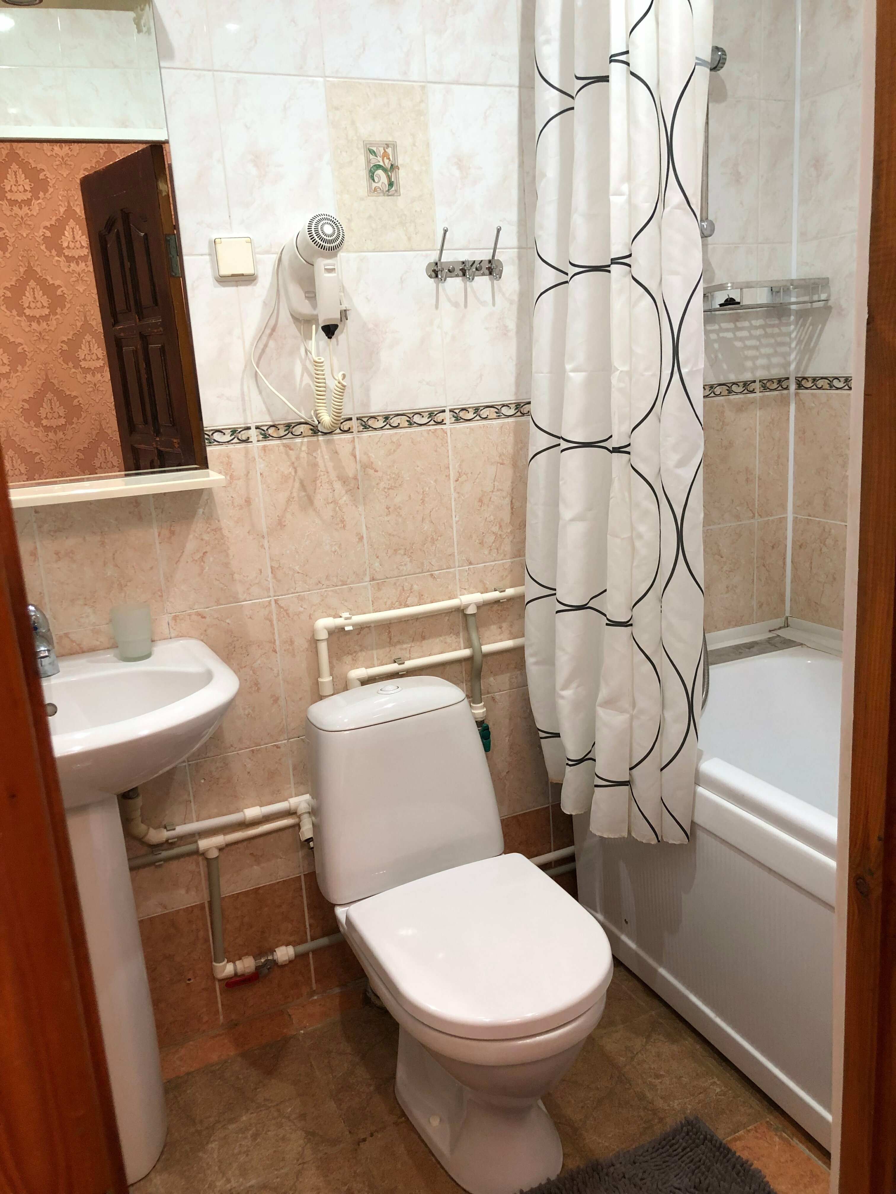 Трехместный номер с собственной ванной комнатой