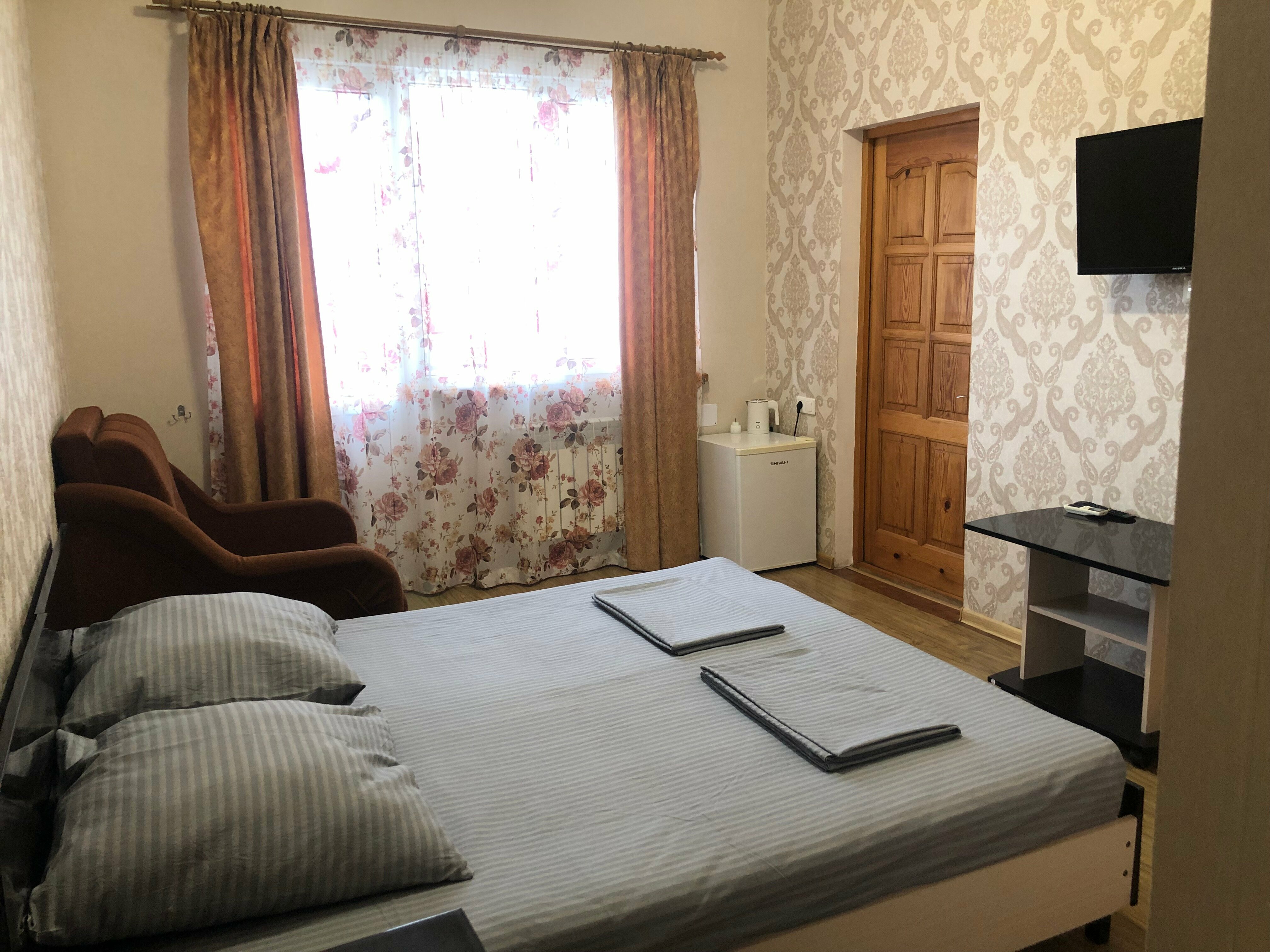 Трехместный номер с собственной ванной комнатой