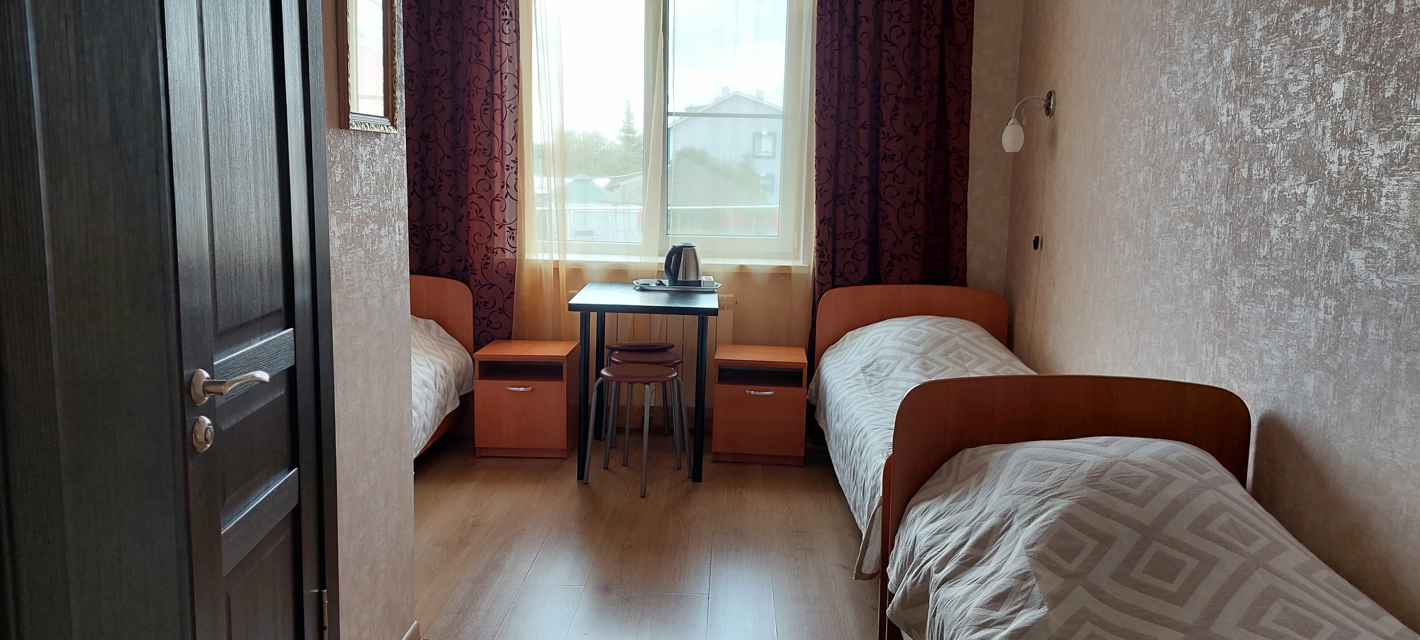 Трехместный номер с общей ванной комнатой