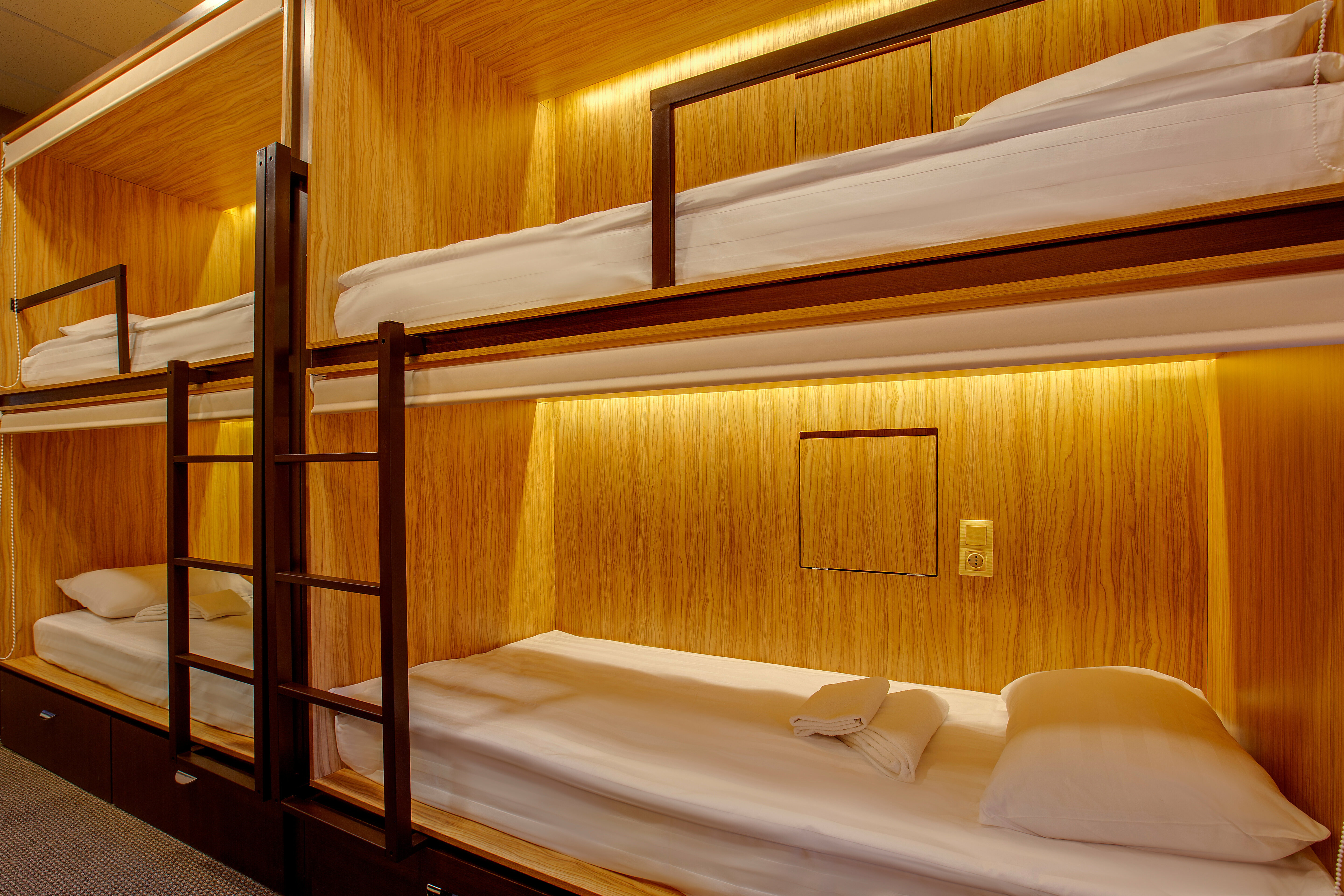 Кровать в общем 6-местном номере для мужчин и женщин