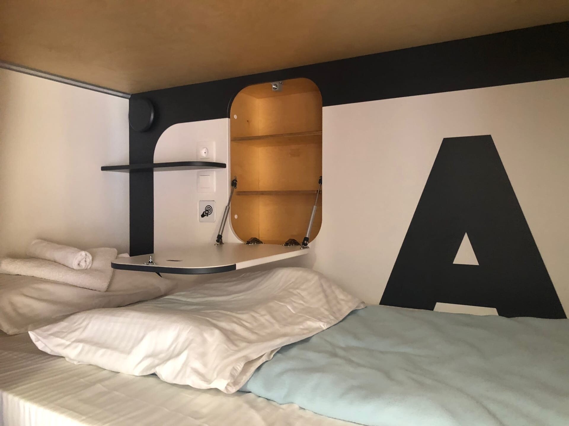 Кровать в общем 4-местном номере для мужчин и женщин