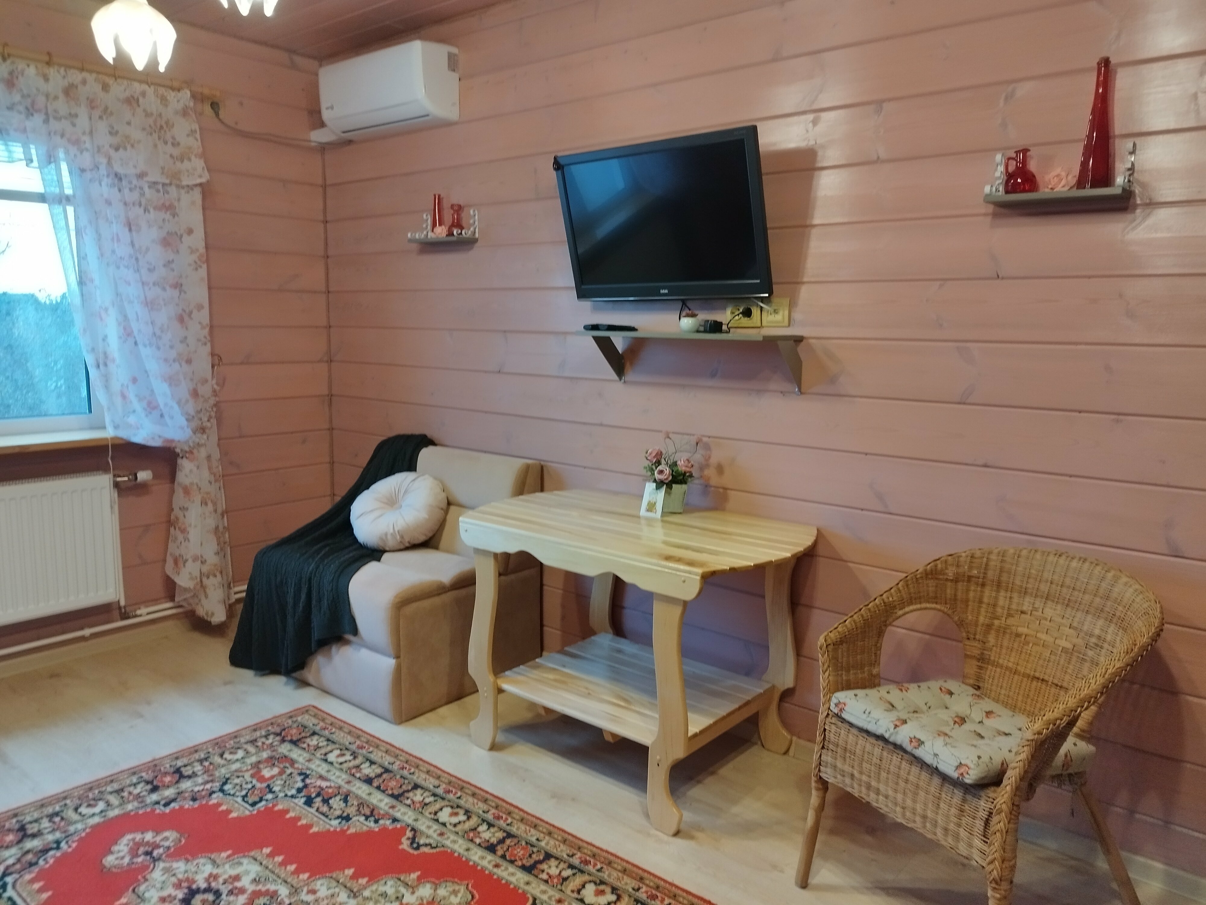 Частный дом с балконом .