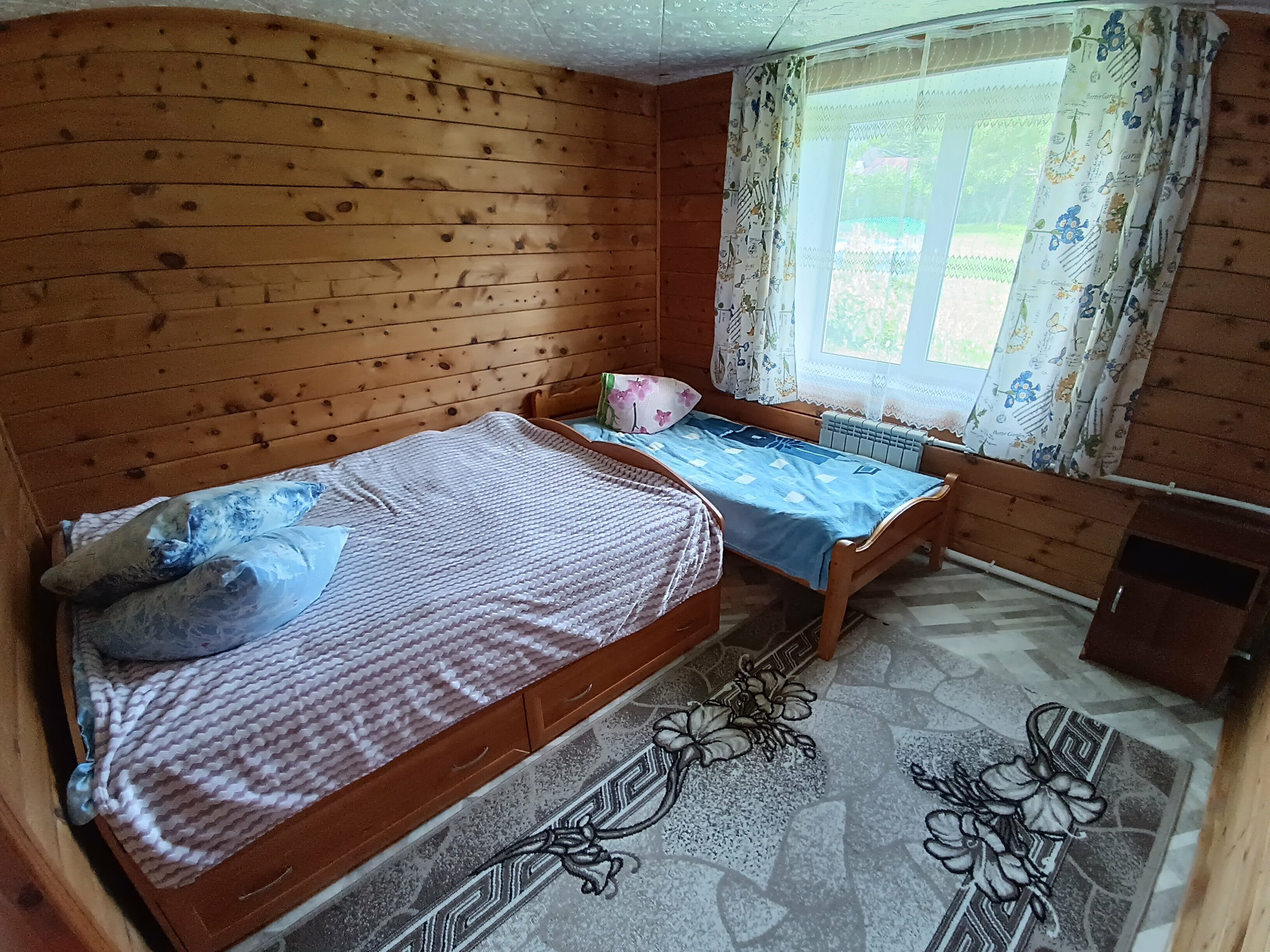 Семейный номер с видом на озеро