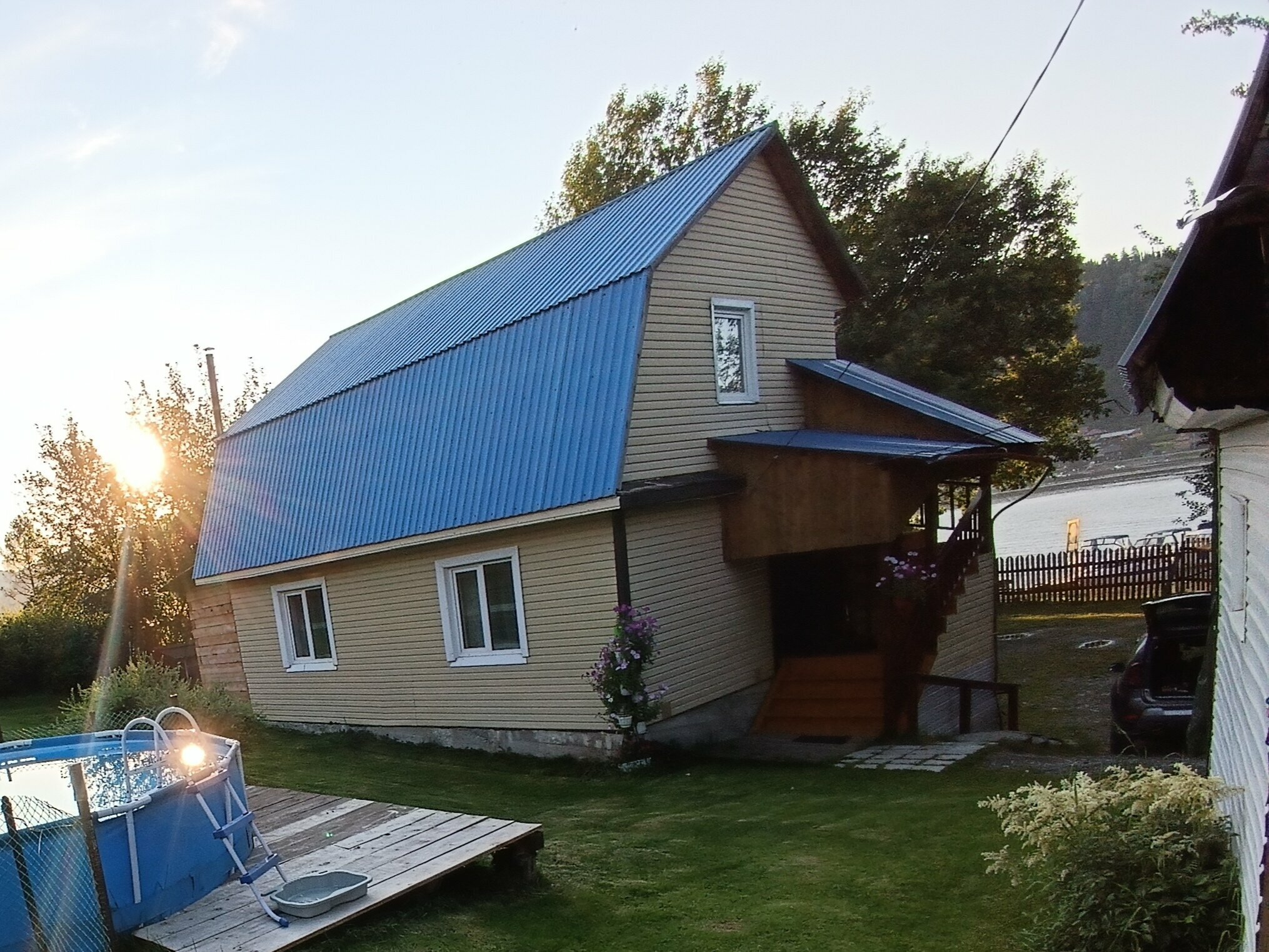 Семейный номер с видом на озеро