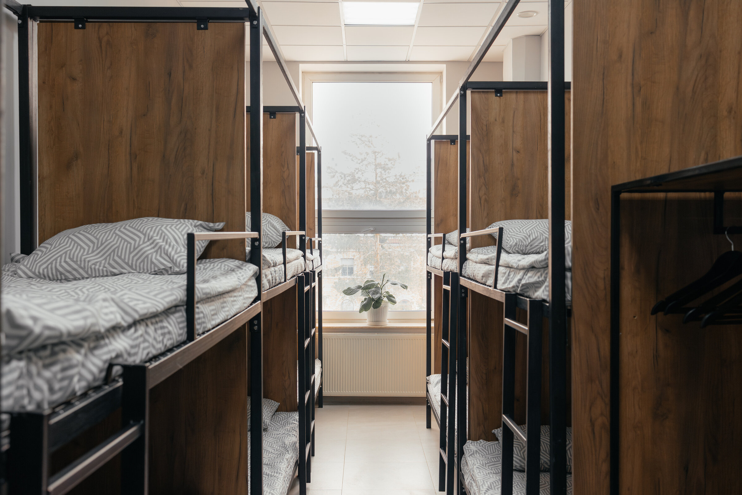 Кровать в общем номере для женщин с 10 кроватями